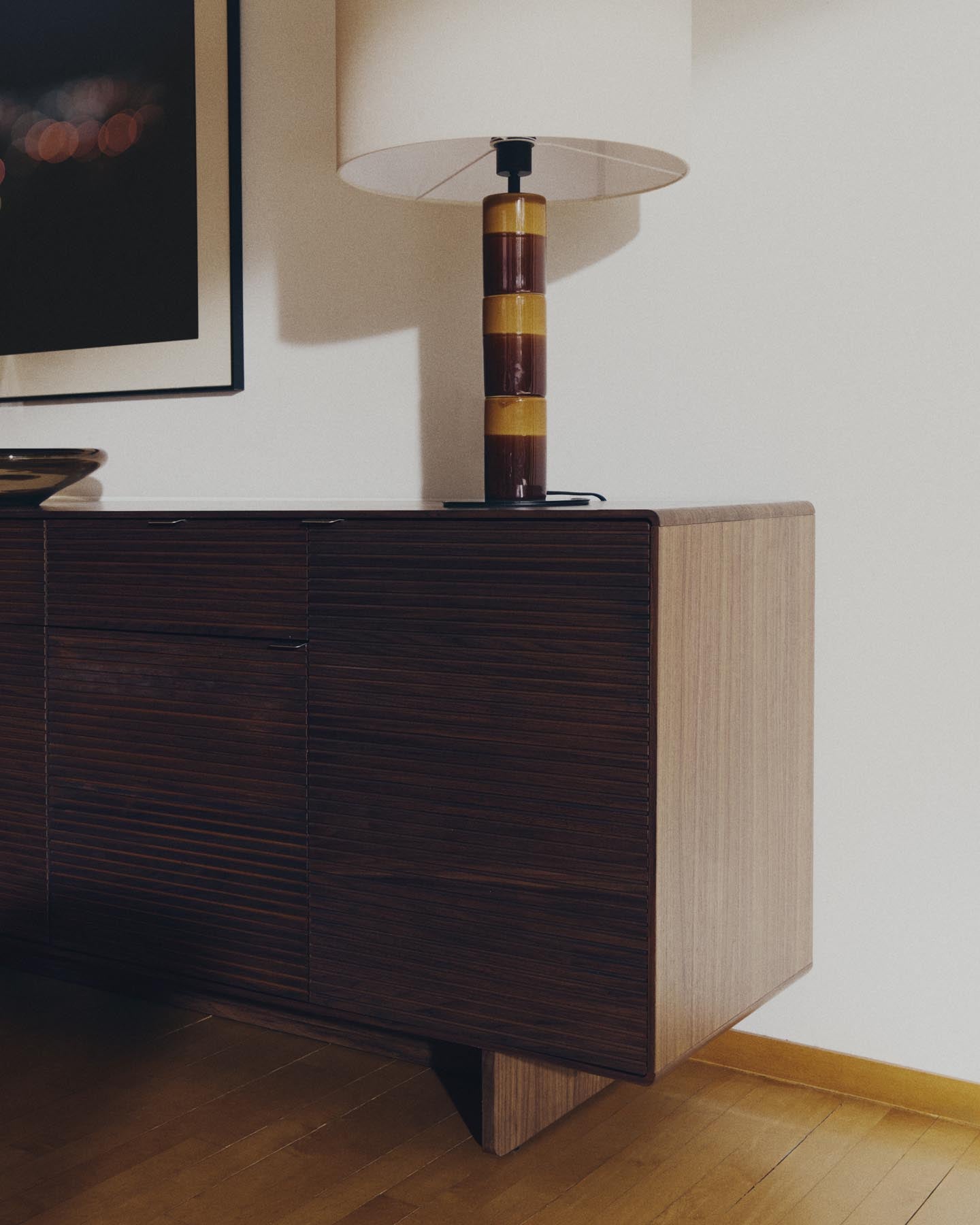 Highboard Norlen mit 4 Türen und 2 Schubläden in Nussbaumfurnier FSC Mix Credit 194,5 x 78 cm in Dunkelbraun präsentiert im Onlineshop von KAQTU Design AG. Sideboard ist von Kave Home