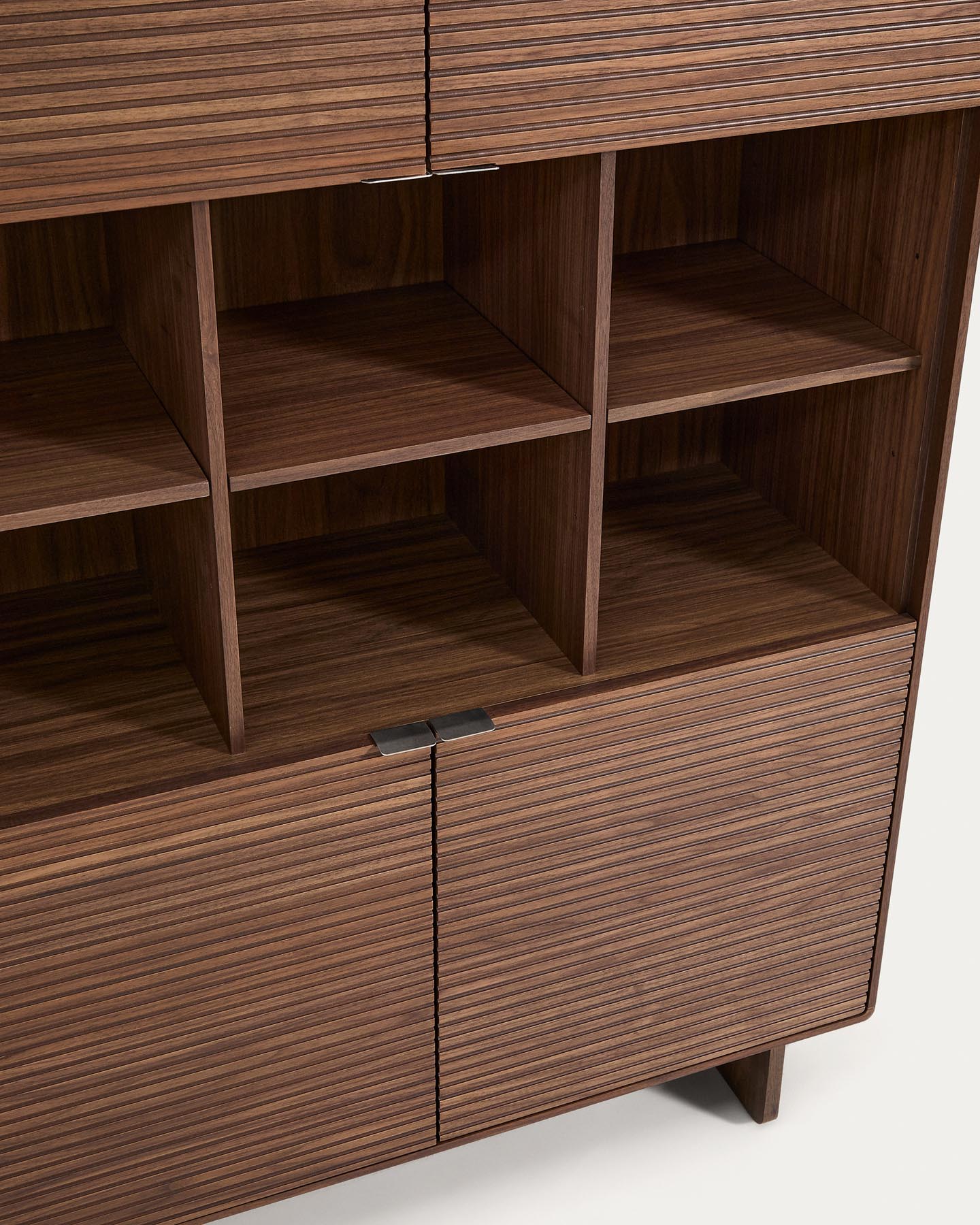 Highboard Norlen mit 4 Türen in Nussbaumfurnier FSC Mix Credit 100 x 163 cm in Dunkelbraun präsentiert im Onlineshop von KAQTU Design AG. Sideboard ist von Kave Home