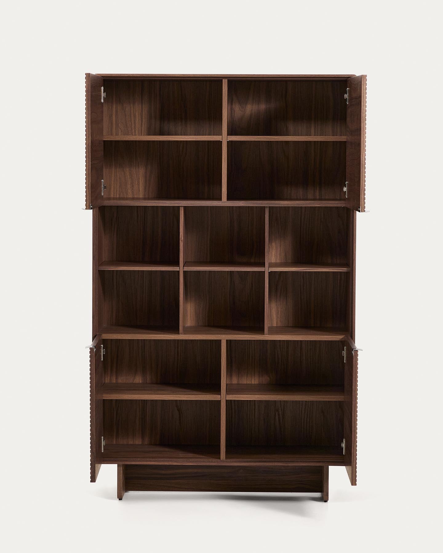 Highboard Norlen mit 4 Türen in Nussbaumfurnier FSC Mix Credit 100 x 163 cm in Dunkelbraun präsentiert im Onlineshop von KAQTU Design AG. Sideboard ist von Kave Home