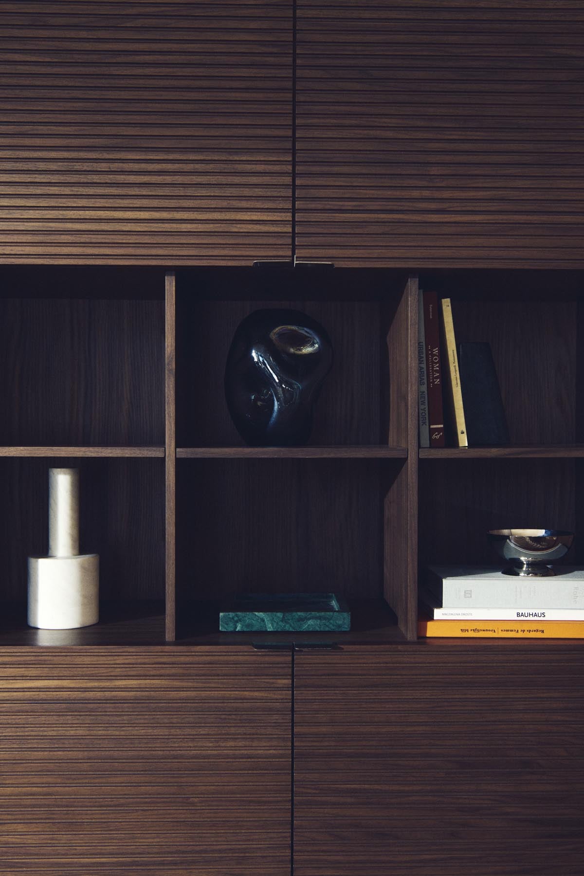 Highboard Norlen mit 4 Türen in Nussbaumfurnier FSC Mix Credit 100 x 163 cm in Dunkelbraun präsentiert im Onlineshop von KAQTU Design AG. Sideboard ist von Kave Home