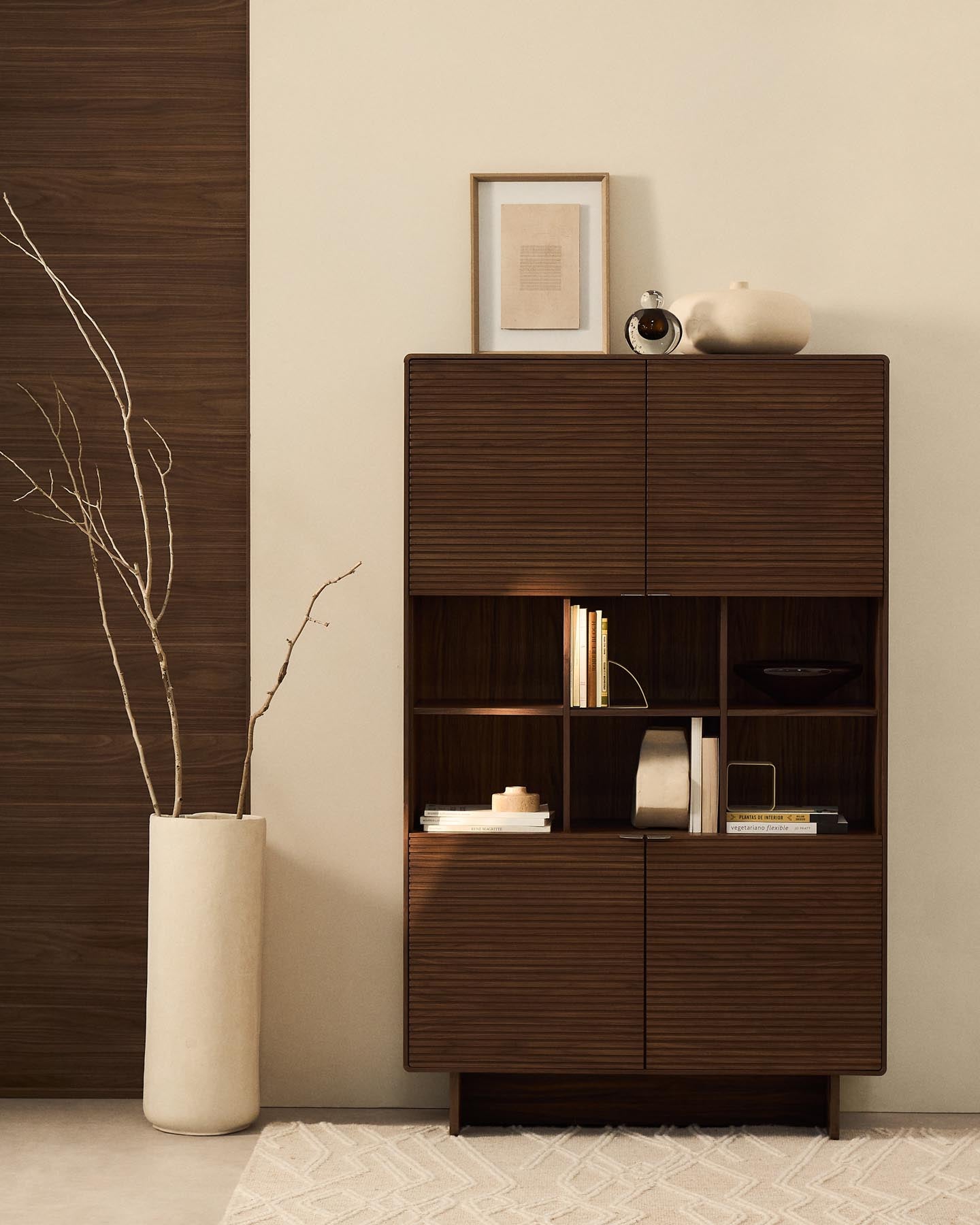 Highboard Norlen mit 4 Türen in Nussbaumfurnier FSC Mix Credit 100 x 163 cm in Dunkelbraun präsentiert im Onlineshop von KAQTU Design AG. Sideboard ist von Kave Home