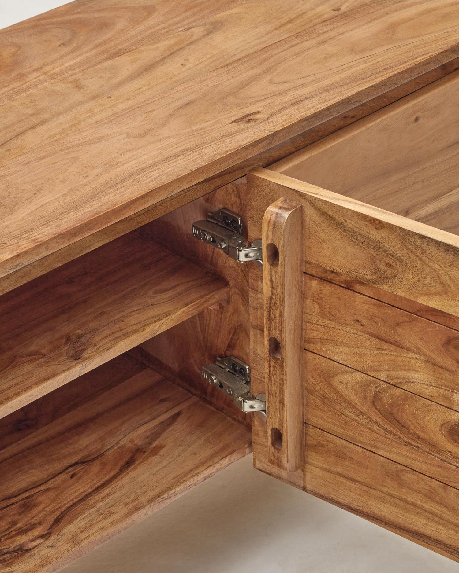 Erleben Sie das elegante 3-türige TV-Möbel Uxue aus massivem Akazienholz mit gebleichtem Finish – perfekter Stauraum und modernes Design für Ihr Zuhause.