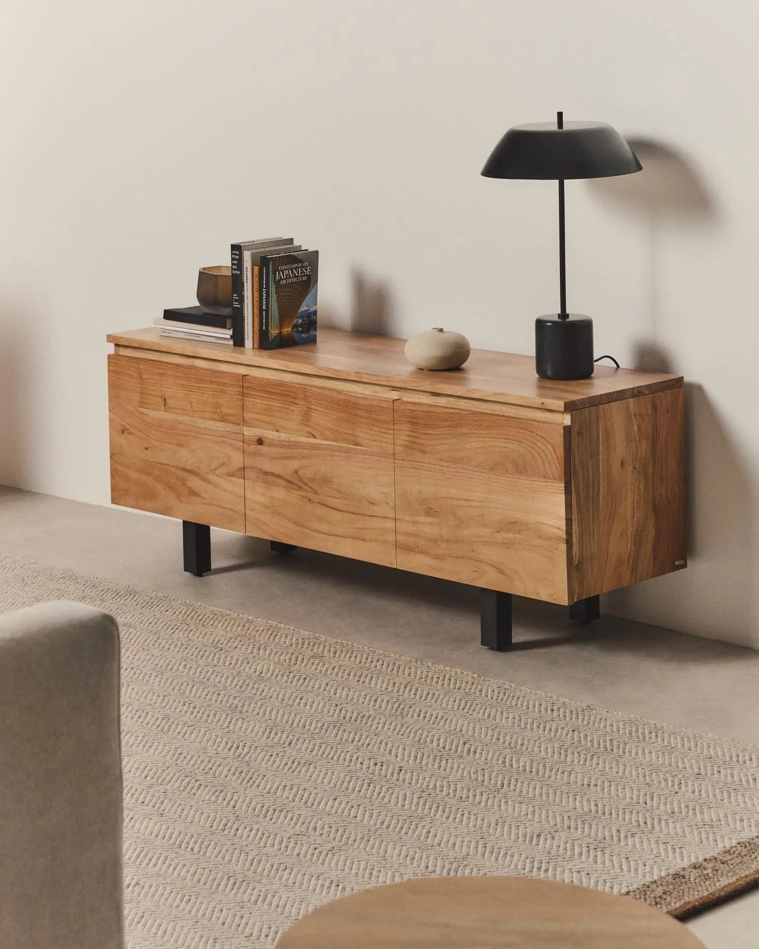 3-türiges TV-Möbel Uxue aus massivem Akazienholz mit gebleichtem Finish 150 x 58 cm in Beige präsentiert im Onlineshop von KAQTU Design AG. Sideboard ist von Kave Home