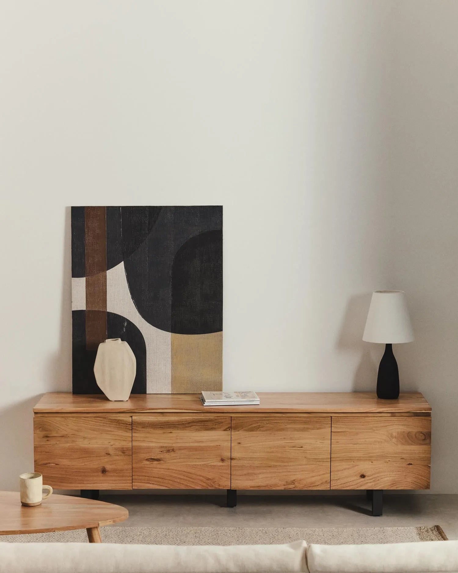 4-türiges TV-Möbel Uxue aus massivem Akazienholz mit gebleichtem Finish 200 x 58 cm in Beige präsentiert im Onlineshop von KAQTU Design AG. Sideboard ist von Kave Home