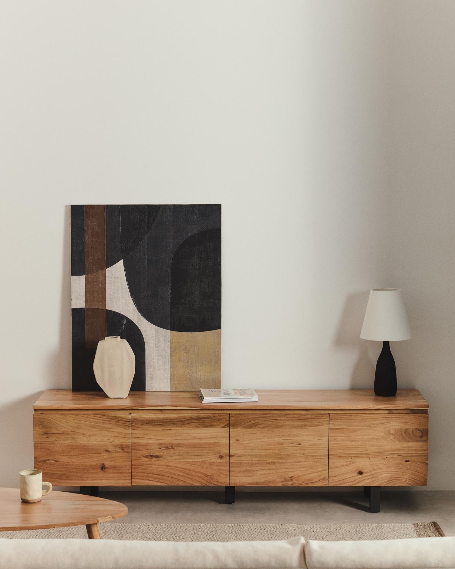4-türiges TV-Möbel Uxue aus massivem Akazienholz mit gebleichtem Finish 200 x 58 cm in Beige präsentiert im Onlineshop von KAQTU Design AG. Sideboard ist von Kave Home