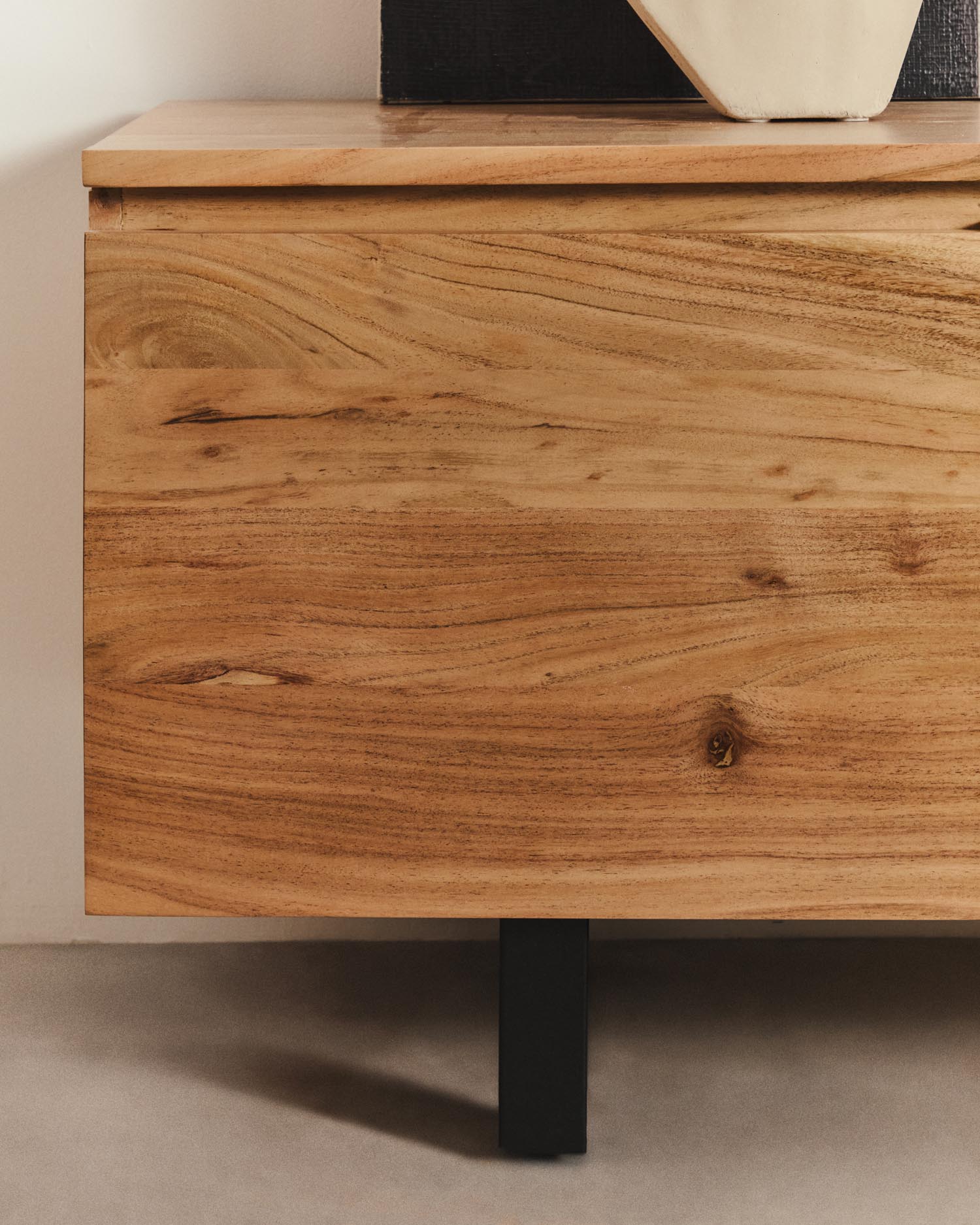4-türiges TV-Möbel Uxue aus massivem Akazienholz mit gebleichtem Finish 200 x 58 cm in Beige präsentiert im Onlineshop von KAQTU Design AG. Sideboard ist von Kave Home