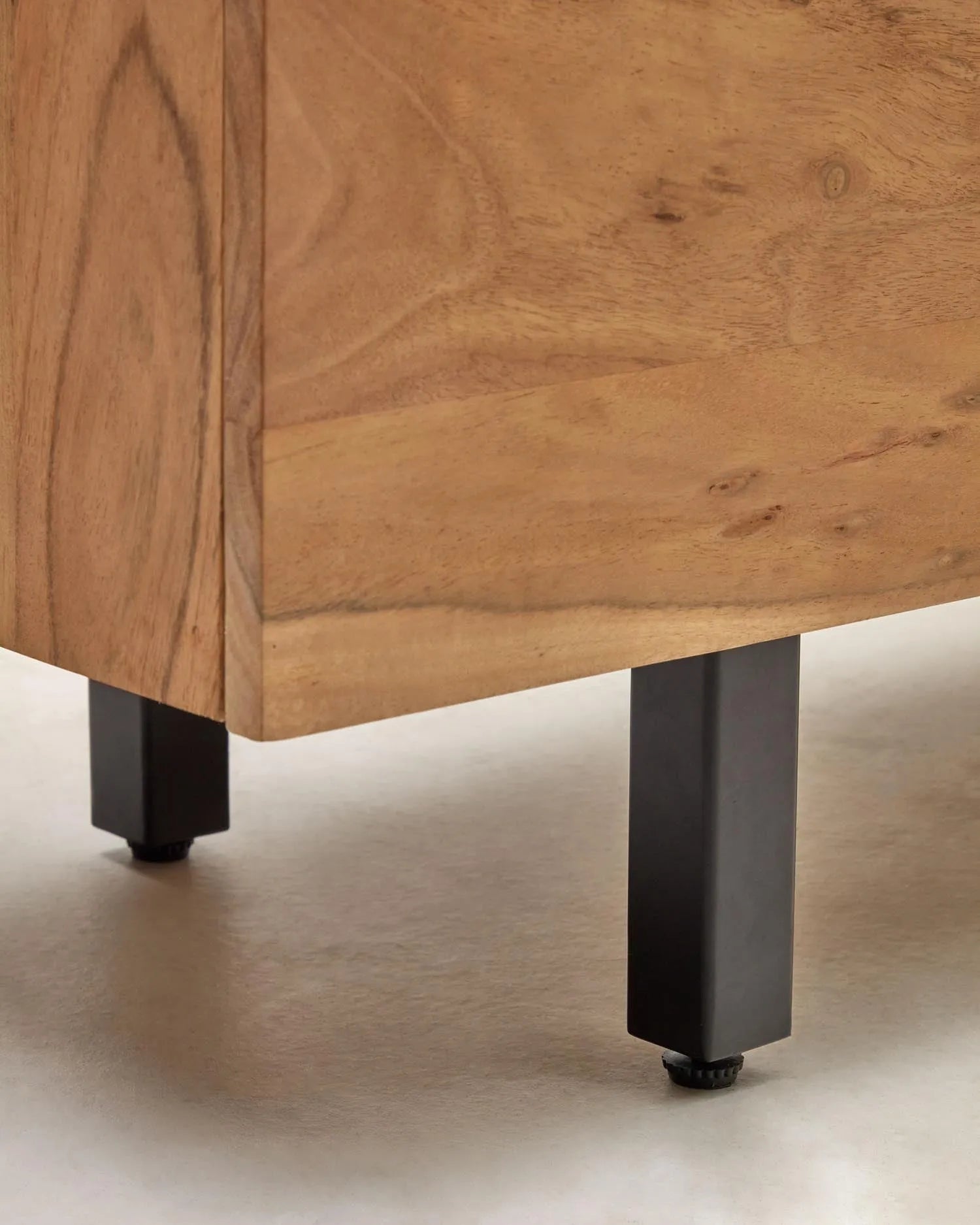 3-türiges Sideboard Uxue aus massivem Akazienholz mit gebleichtem Finish 150 x 88 cm in Beige präsentiert im Onlineshop von KAQTU Design AG. Sideboard ist von Kave Home