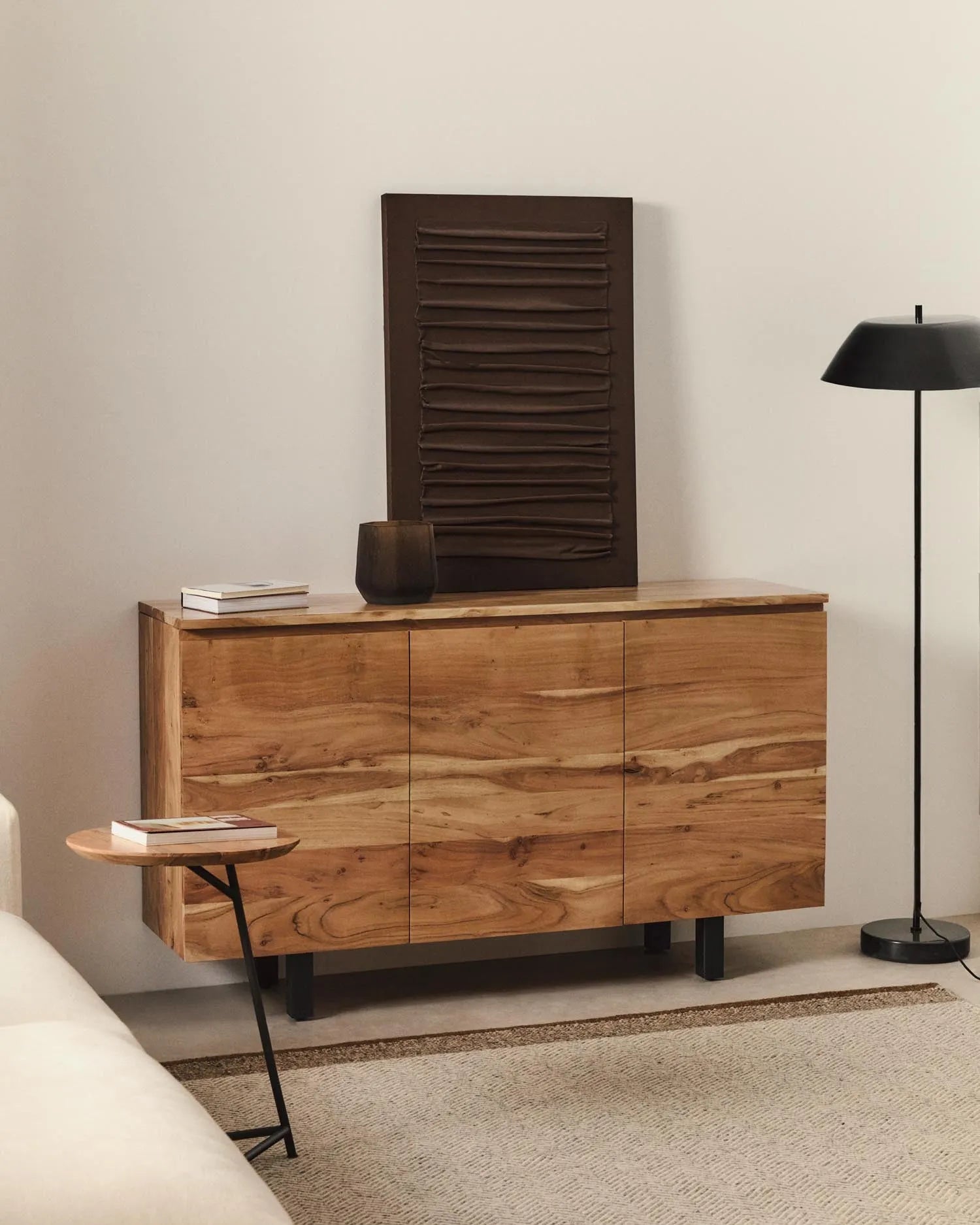 3-türiges Sideboard Uxue aus massivem Akazienholz mit gebleichtem Finish 150 x 88 cm in Beige präsentiert im Onlineshop von KAQTU Design AG. Sideboard ist von Kave Home