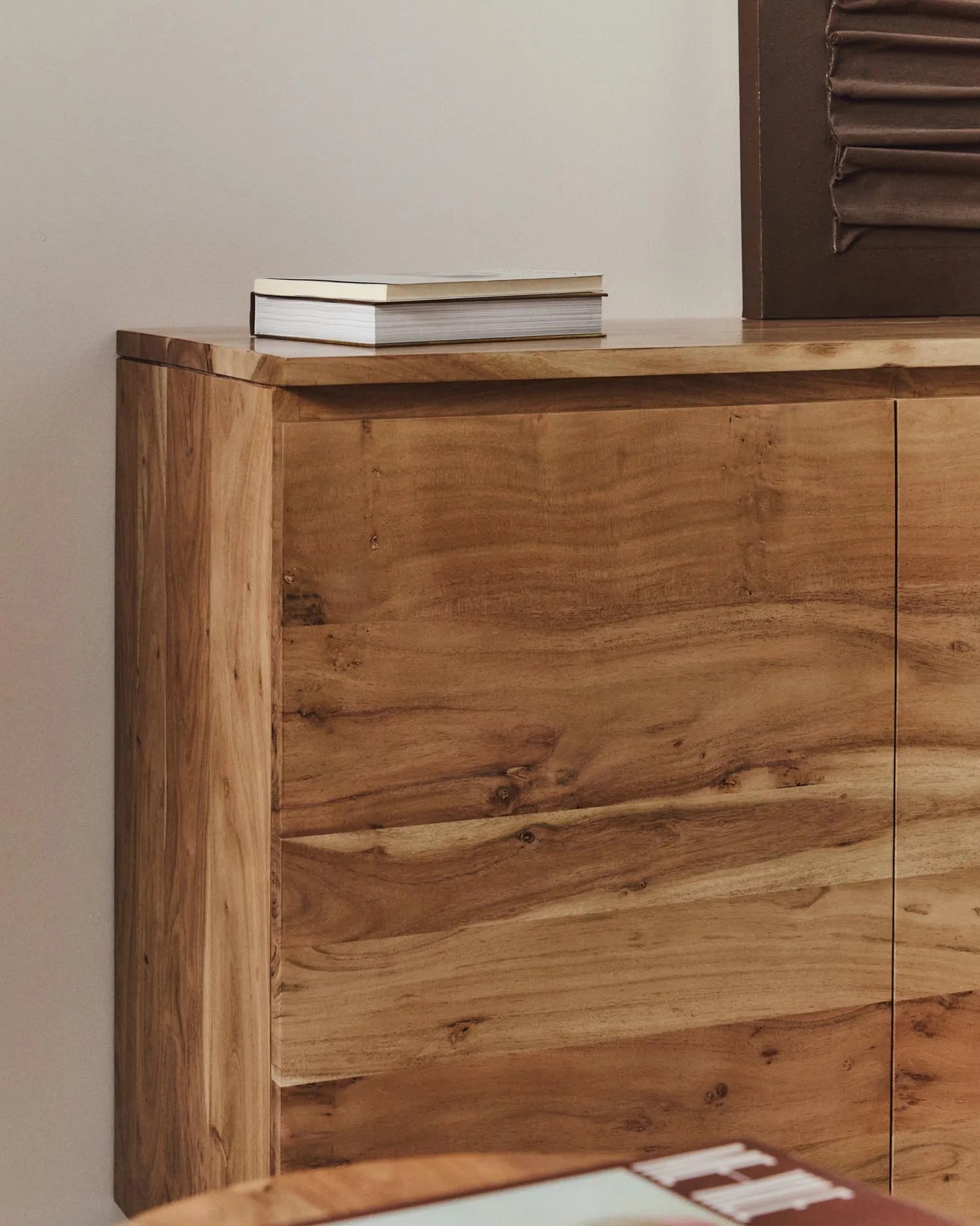 3-türiges Sideboard Uxue aus massivem Akazienholz mit gebleichtem Finish 150 x 88 cm in Beige präsentiert im Onlineshop von KAQTU Design AG. Sideboard ist von Kave Home