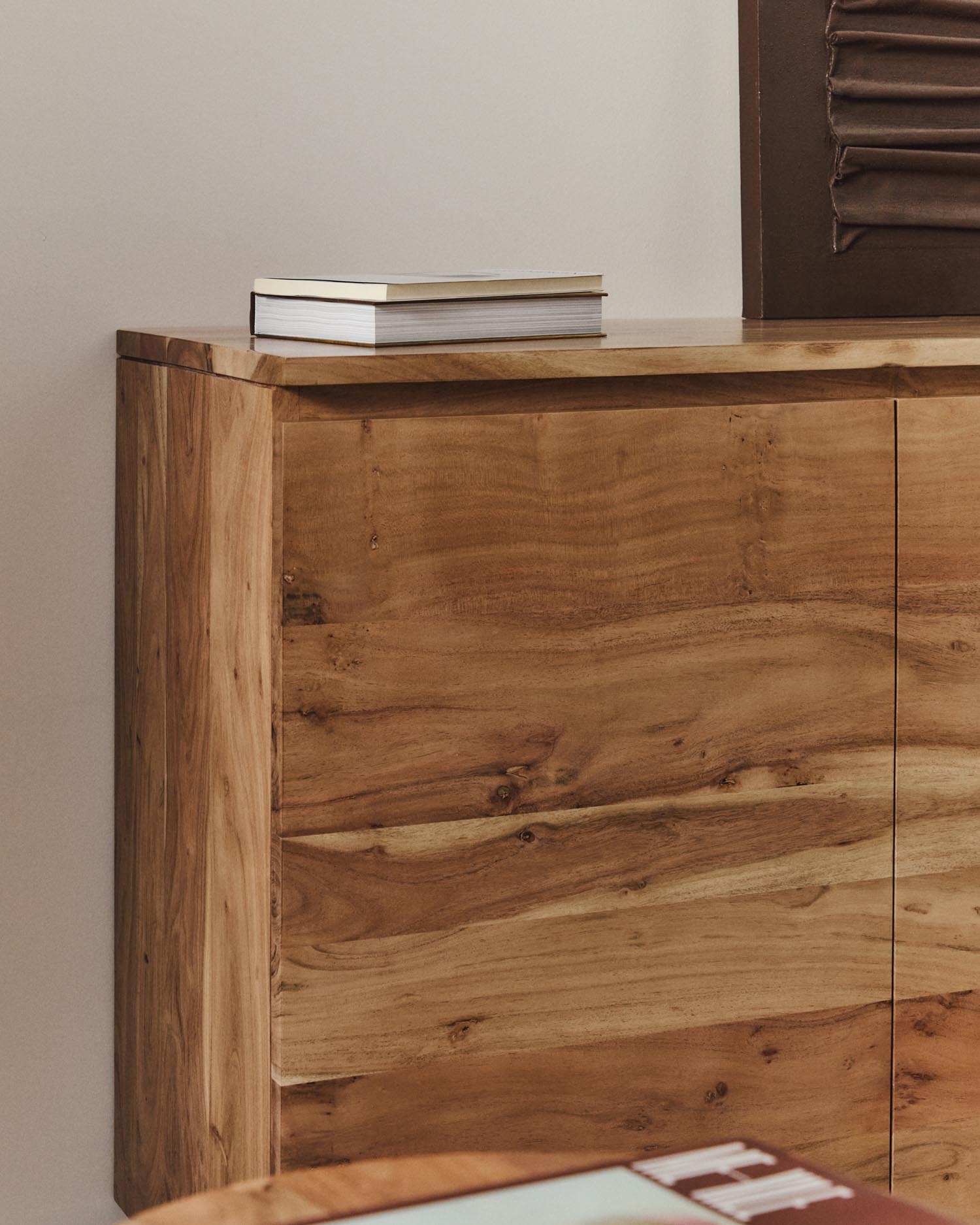 3-türiges Sideboard Uxue aus massivem Akazienholz mit gebleichtem Finish 150 x 88 cm in Beige präsentiert im Onlineshop von KAQTU Design AG. Sideboard ist von Kave Home
