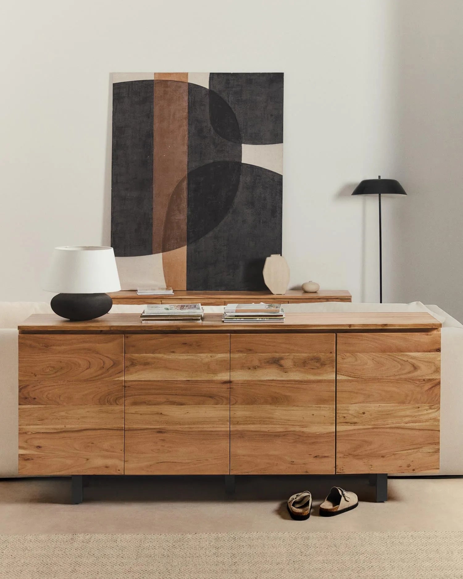 4-türiges Sideboard Uxue aus massivem Akazienholz mit gebleichtem Finish 200 x 88 cm in Beige präsentiert im Onlineshop von KAQTU Design AG. Sideboard ist von Kave Home
