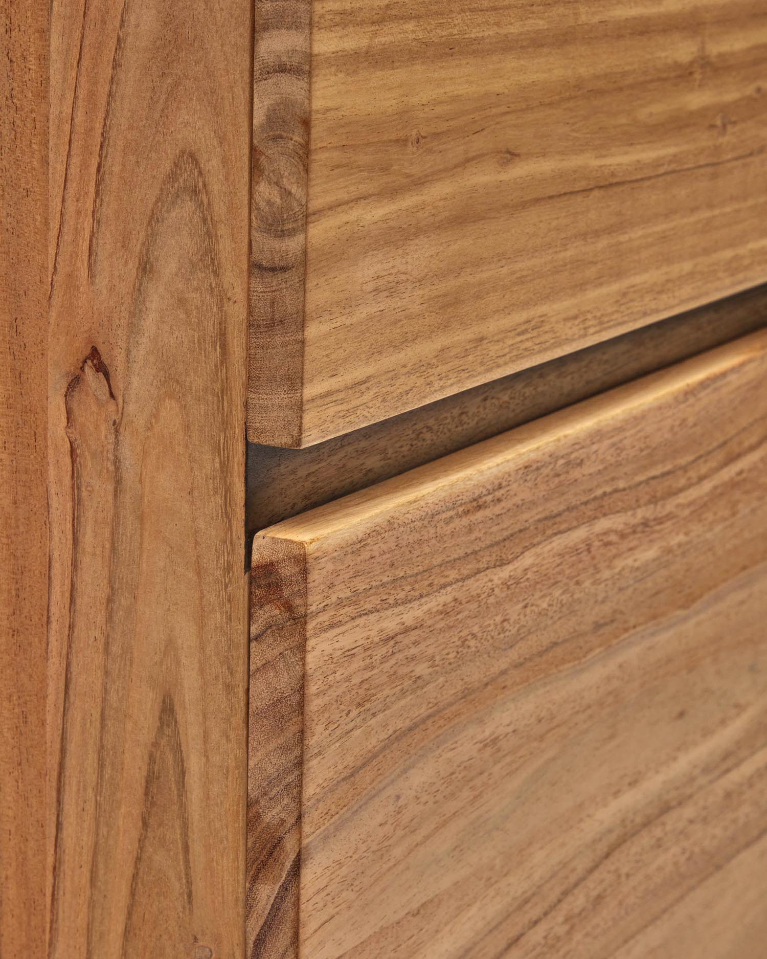 4-türiges Highboard Uxue aus massivem Akazienholz mit gebleichtem Finish und schwarzem Stahl 100 x 155 cm in Beige präsentiert im Onlineshop von KAQTU Design AG. High-Sideboard ist von Kave Home