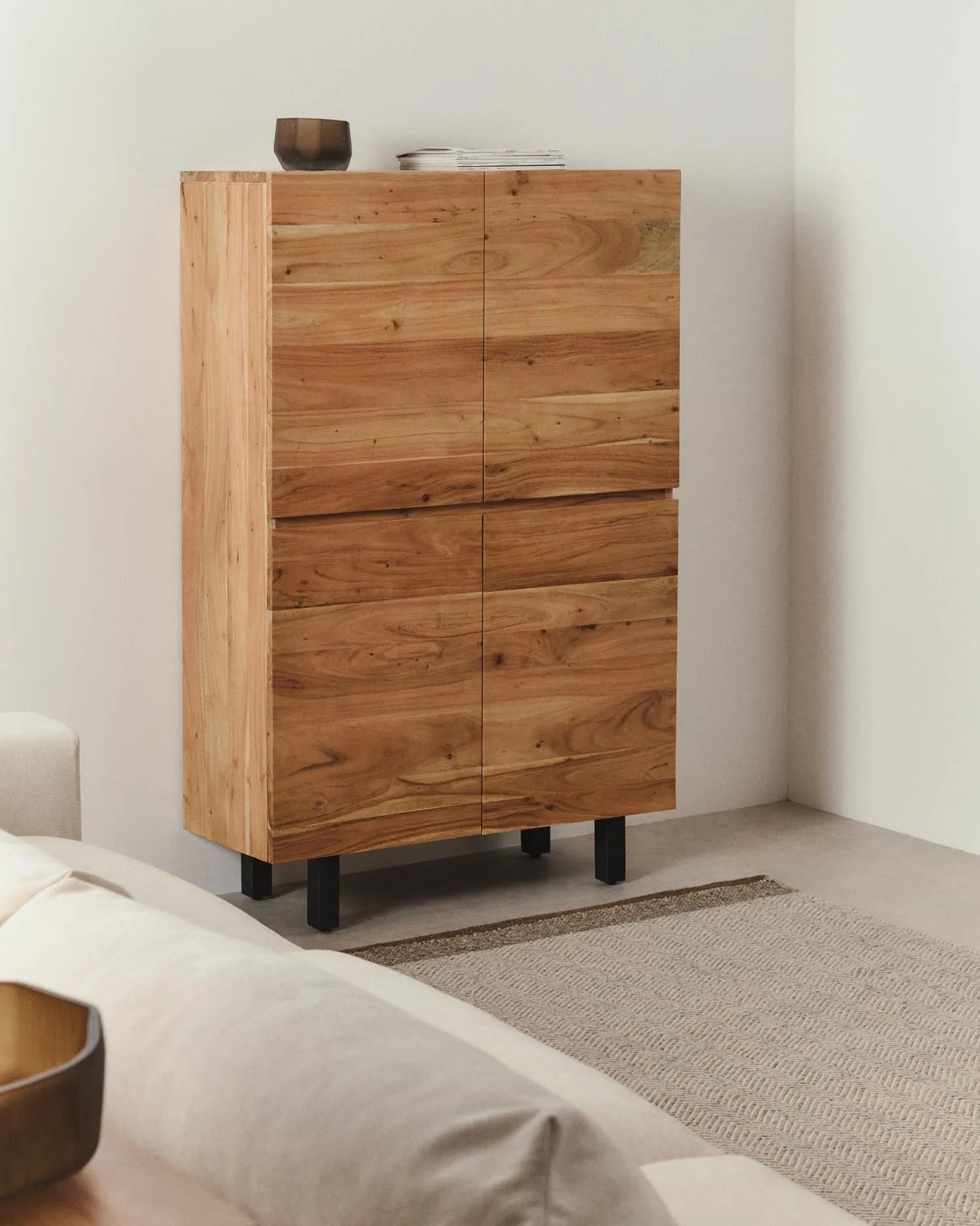 4-türiges Highboard Uxue aus massivem Akazienholz mit gebleichtem Finish und schwarzem Stahl 100 x 155 cm in Beige präsentiert im Onlineshop von KAQTU Design AG. High-Sideboard ist von Kave Home