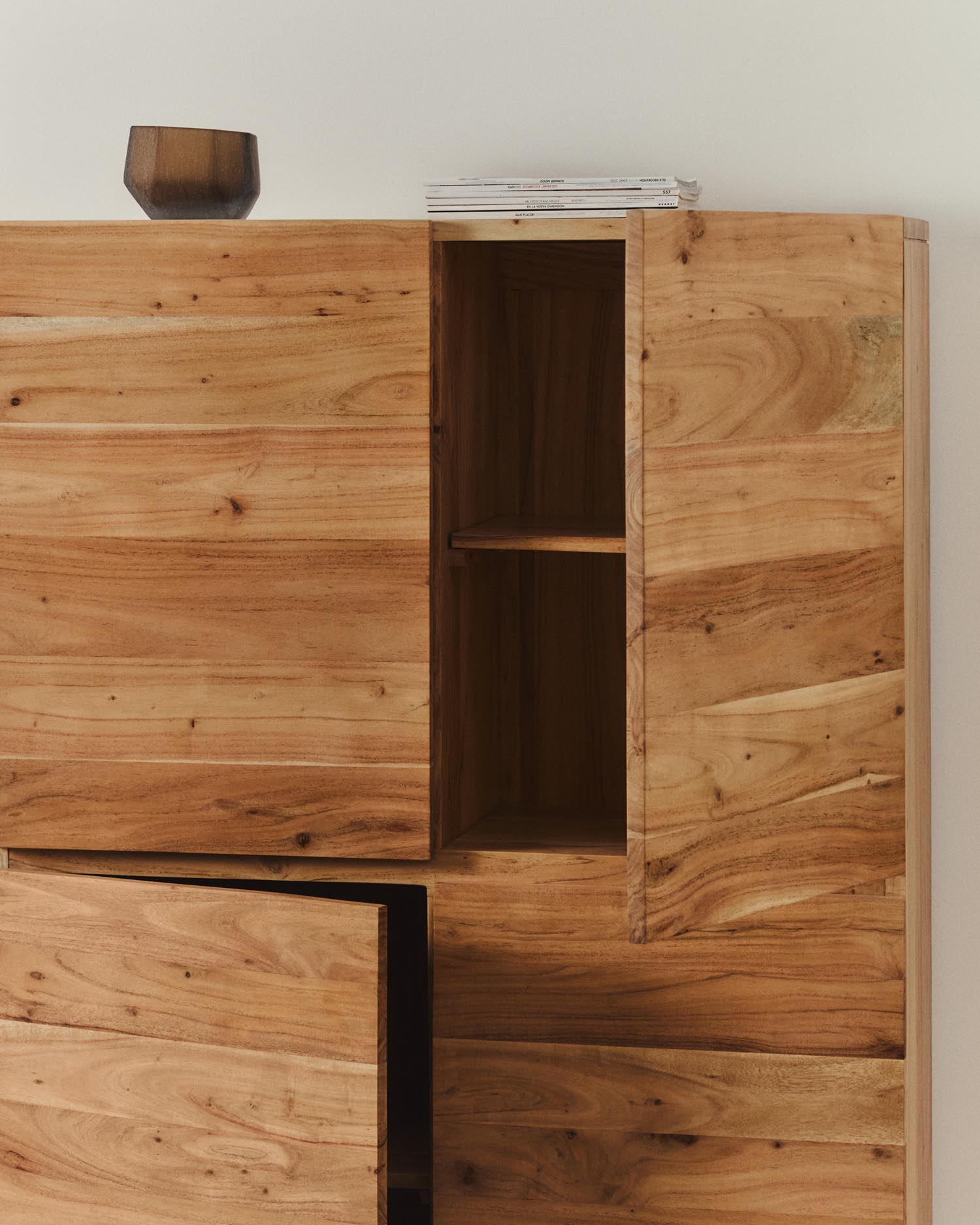 4-türiges Highboard Uxue aus massivem Akazienholz mit gebleichtem Finish und schwarzem Stahl 100 x 155 cm in Beige präsentiert im Onlineshop von KAQTU Design AG. High-Sideboard ist von Kave Home
