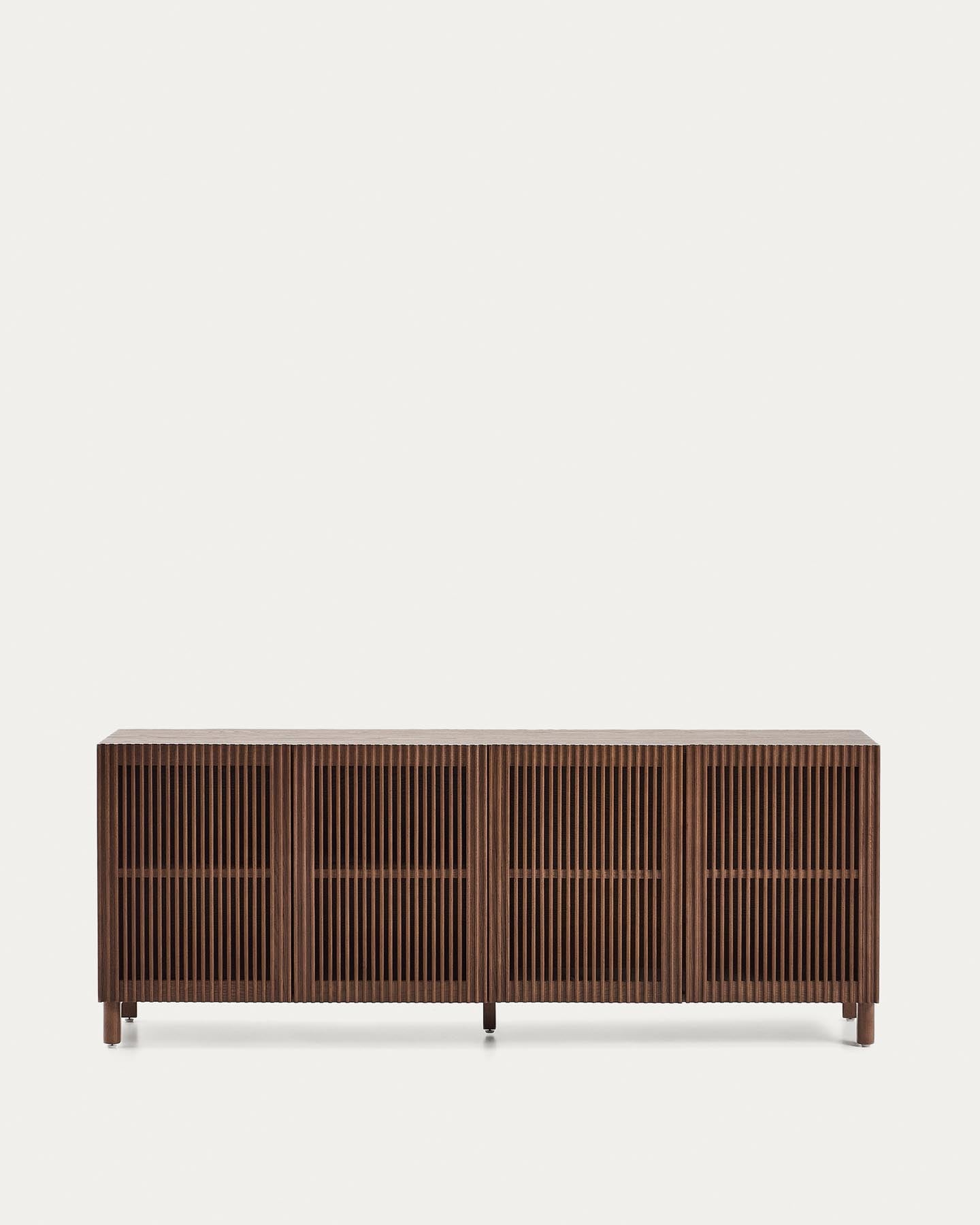 Sideboard Beyla mit 4 Türen aus Eschenfurnier und Massivholz aus Esche mit nussbaumfarbenem Finish 180 x 71,5 cm FSC 100% in Dunkelbraun präsentiert im Onlineshop von KAQTU Design AG. Sideboard ist von Kave Home