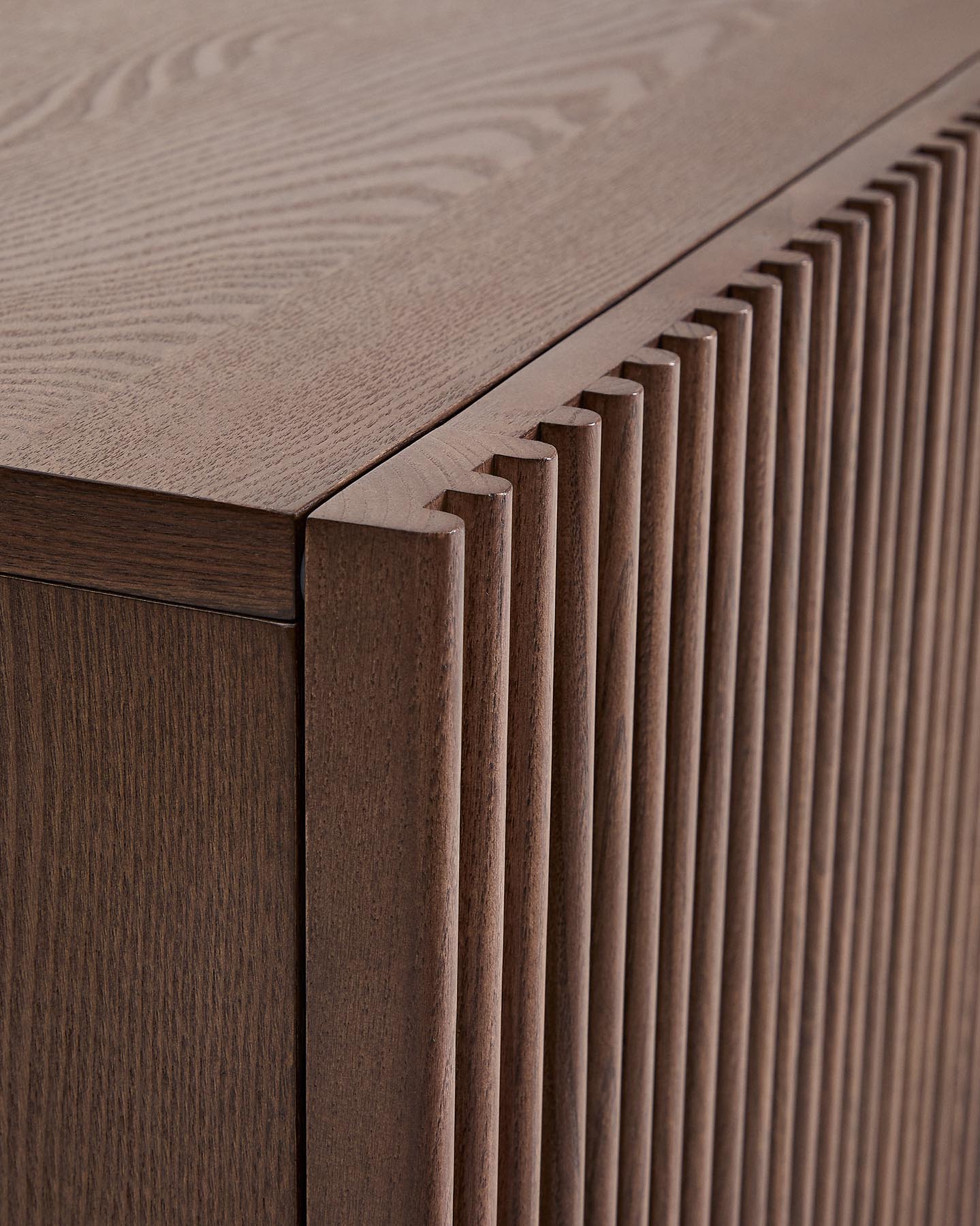 TV-Möbel Beyla mit 2 Türen aus Eschenfurnier und Massivholz aus Esche mit nussbaumfarbenem Finish 180 x 49,5 cm FSC 100% in Dunkelbraun präsentiert im Onlineshop von KAQTU Design AG. TV-Möbel ist von Kave Home