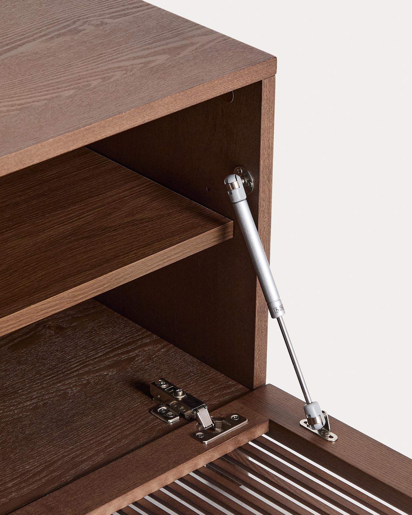 TV-Möbel Beyla mit 2 Türen aus Eschenfurnier und Massivholz aus Esche mit nussbaumfarbenem Finish 180 x 49,5 cm FSC 100% in Dunkelbraun präsentiert im Onlineshop von KAQTU Design AG. TV-Möbel ist von Kave Home