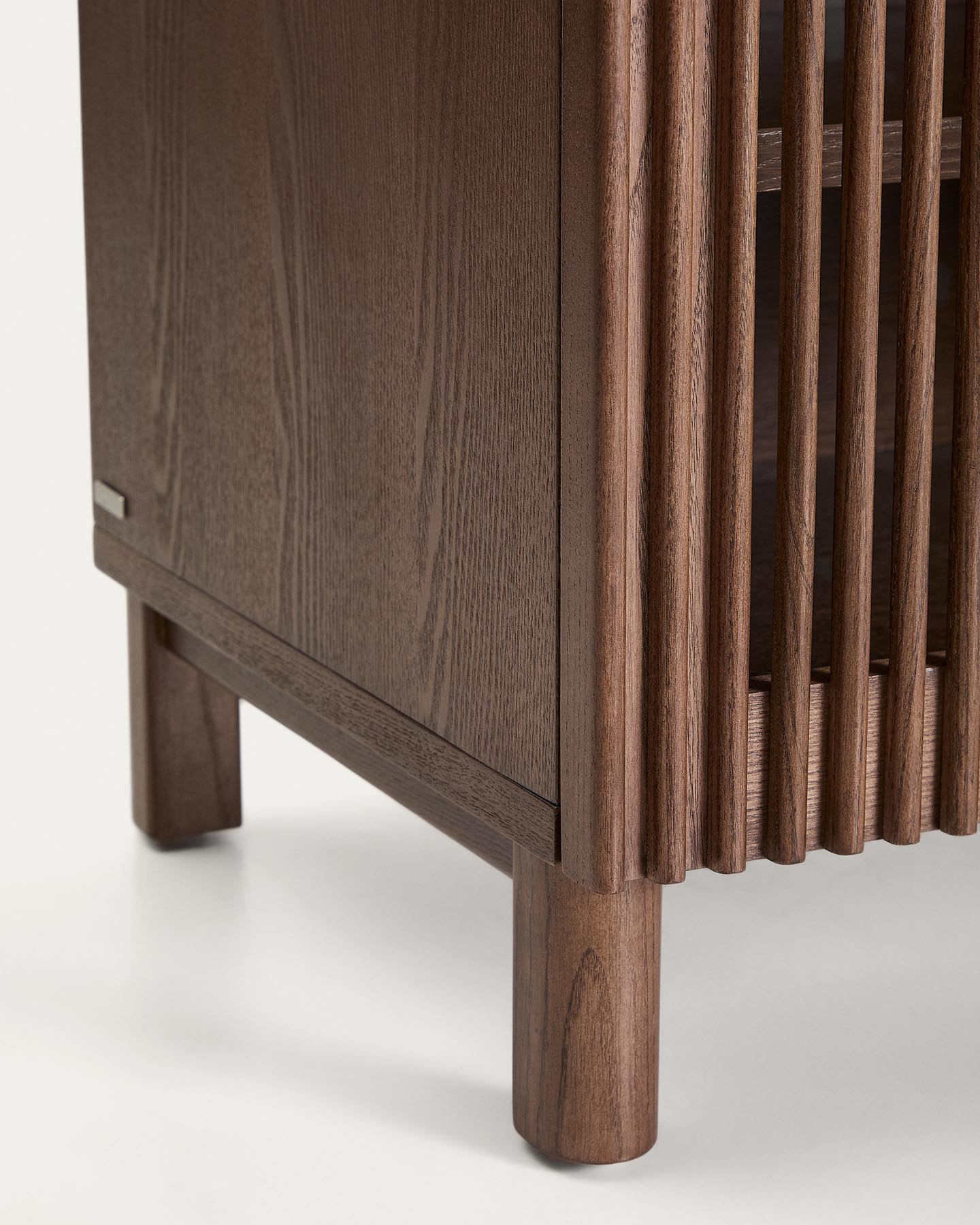 TV-Möbel Beyla mit 2 Türen aus Eschenfurnier und Massivholz aus Esche mit nussbaumfarbenem Finish 180 x 49,5 cm FSC 100% in Dunkelbraun präsentiert im Onlineshop von KAQTU Design AG. TV-Möbel ist von Kave Home