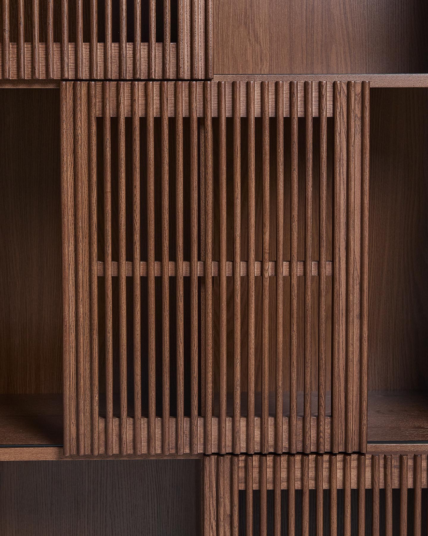 Regal Beyla aus Furnier und Massivholz aus Esche mit nussbaumfarbenem Finish 84,5 x 170 cm FSC 100% in Dunkelbraun präsentiert im Onlineshop von KAQTU Design AG. Bücherregal ist von Kave Home