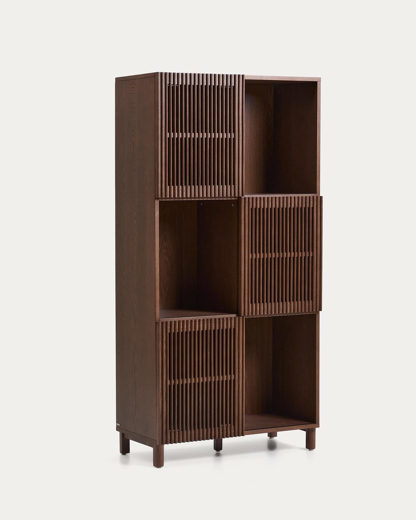 Regal Beyla aus Furnier und Massivholz aus Esche mit nussbaumfarbenem Finish 84,5 x 170 cm FSC 100% in Dunkelbraun präsentiert im Onlineshop von KAQTU Design AG. Bücherregal ist von Kave Home