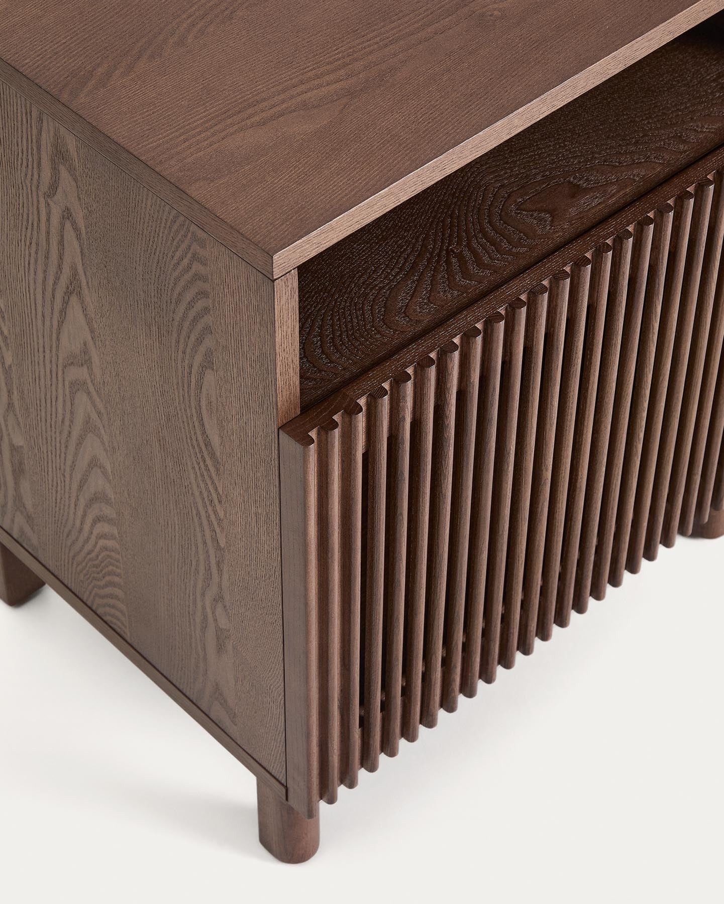 Nachttisch Beyla aus Furnier und Massivholz aus Esche mit nussbaumfarbenem Finish 53 x 62,5 cm FSC 100% in Dunkelbraun präsentiert im Onlineshop von KAQTU Design AG. Beistelltisch ist von Kave Home