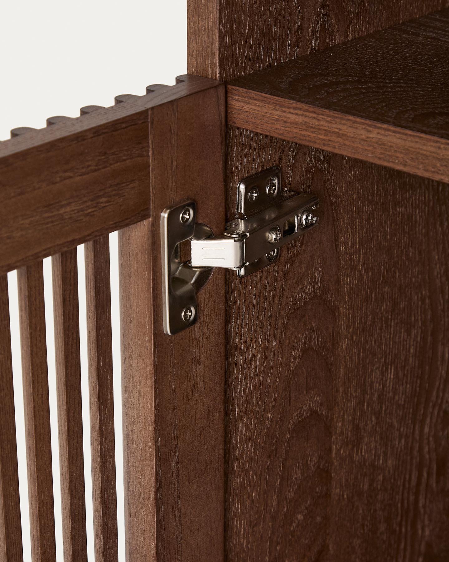 Nachttisch Beyla aus Furnier und Massivholz aus Esche mit nussbaumfarbenem Finish 53 x 62,5 cm FSC 100% in Dunkelbraun präsentiert im Onlineshop von KAQTU Design AG. Beistelltisch ist von Kave Home