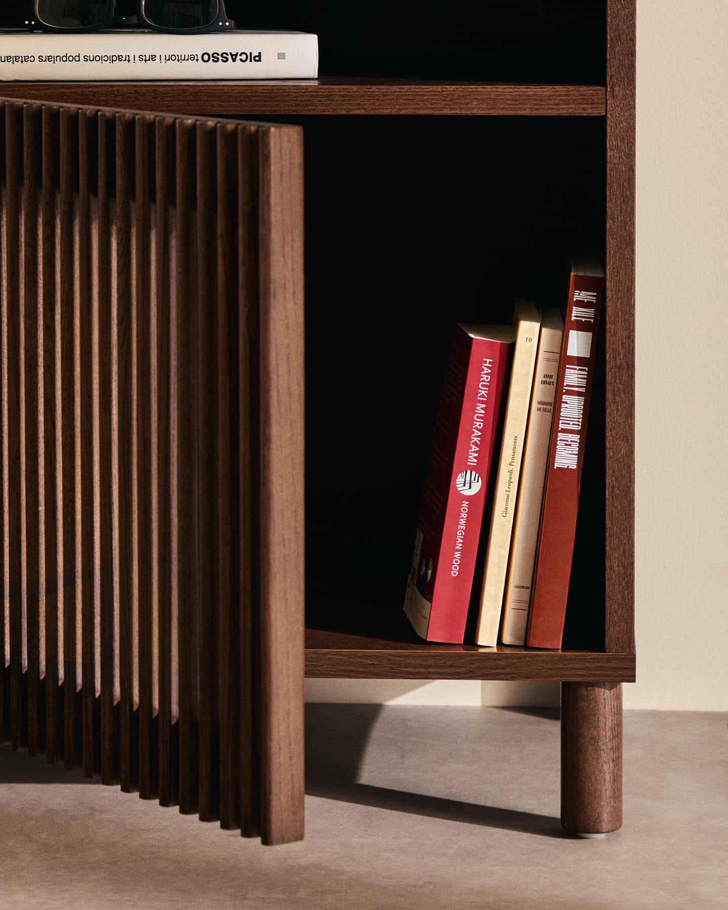 Nachttisch Beyla aus Furnier und Massivholz aus Esche mit nussbaumfarbenem Finish 53 x 62,5 cm FSC 100% in Dunkelbraun präsentiert im Onlineshop von KAQTU Design AG. Beistelltisch ist von Kave Home