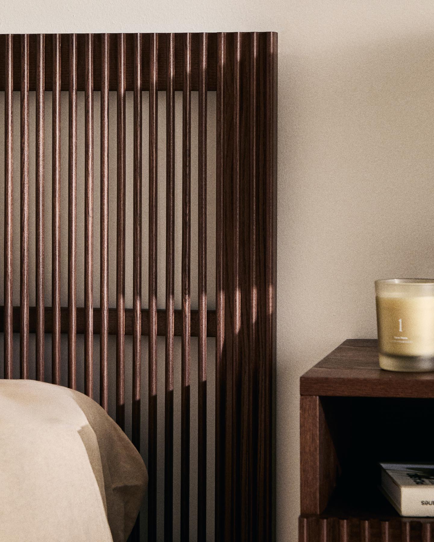 Bettkopfteil Beyla aus massivem Eschenholz mit nussbaumfarbenem Finish für 160-cm-Betten FSC 100% in Dunkelbraun präsentiert im Onlineshop von KAQTU Design AG. Zubehör Bett ist von Kave Home