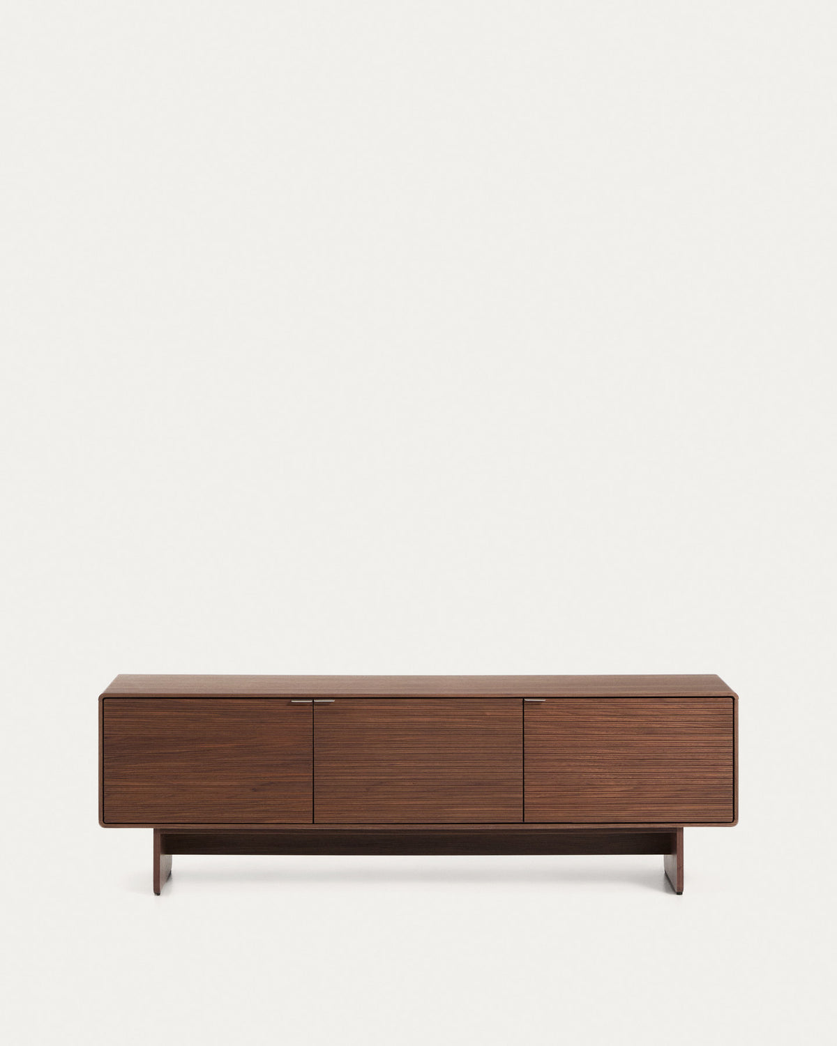 TV-Möbel Norlen mit 3 Türen aus Nussbaumfurnier FSC Mix Credit 150 x 46 cm in Dunkelbraun präsentiert im Onlineshop von KAQTU Design AG. TV-Möbel ist von Kave Home
