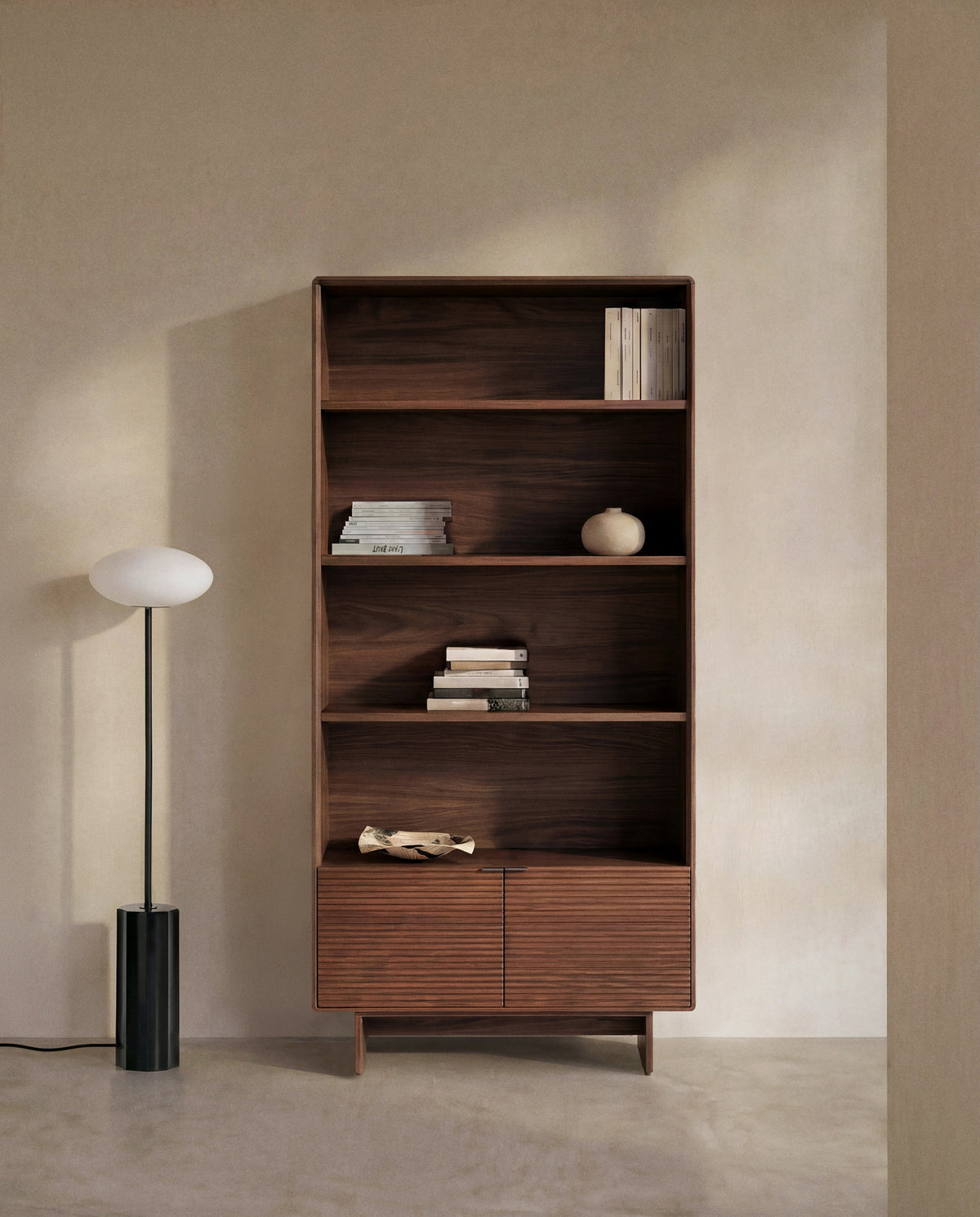 Regal Norlen aus Nussbaumfurnier FSC Mix Credit 90 x 190 cm in Dunkelbraun präsentiert im Onlineshop von KAQTU Design AG. Standregal ist von Kave Home
