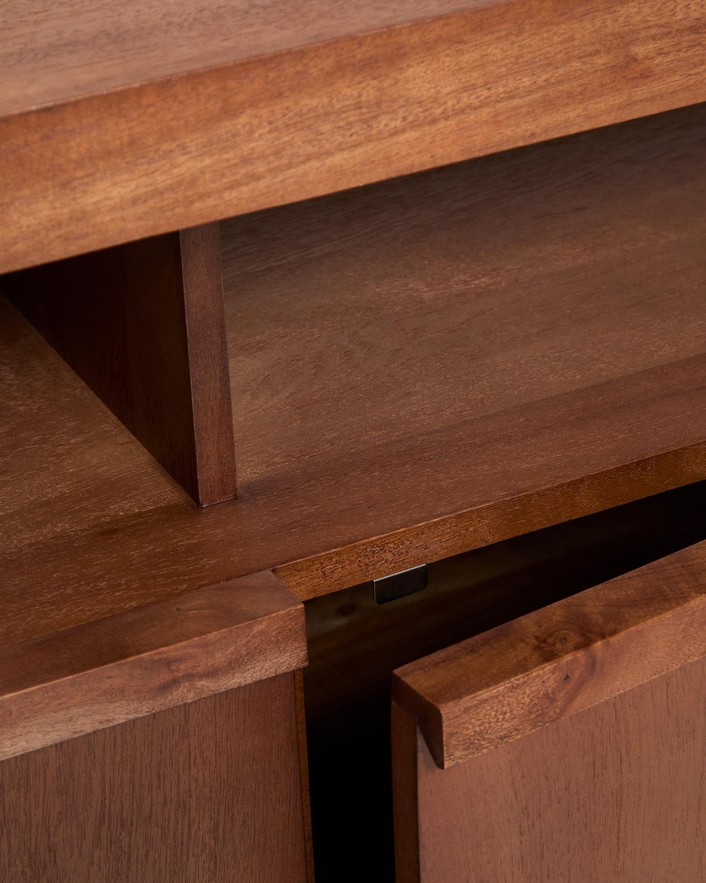 Sideboard Norani aus massivem Akazienholz und Akazienfurnier 180 x 85 cm in Braun präsentiert im Onlineshop von KAQTU Design AG. Sideboard ist von Kave Home