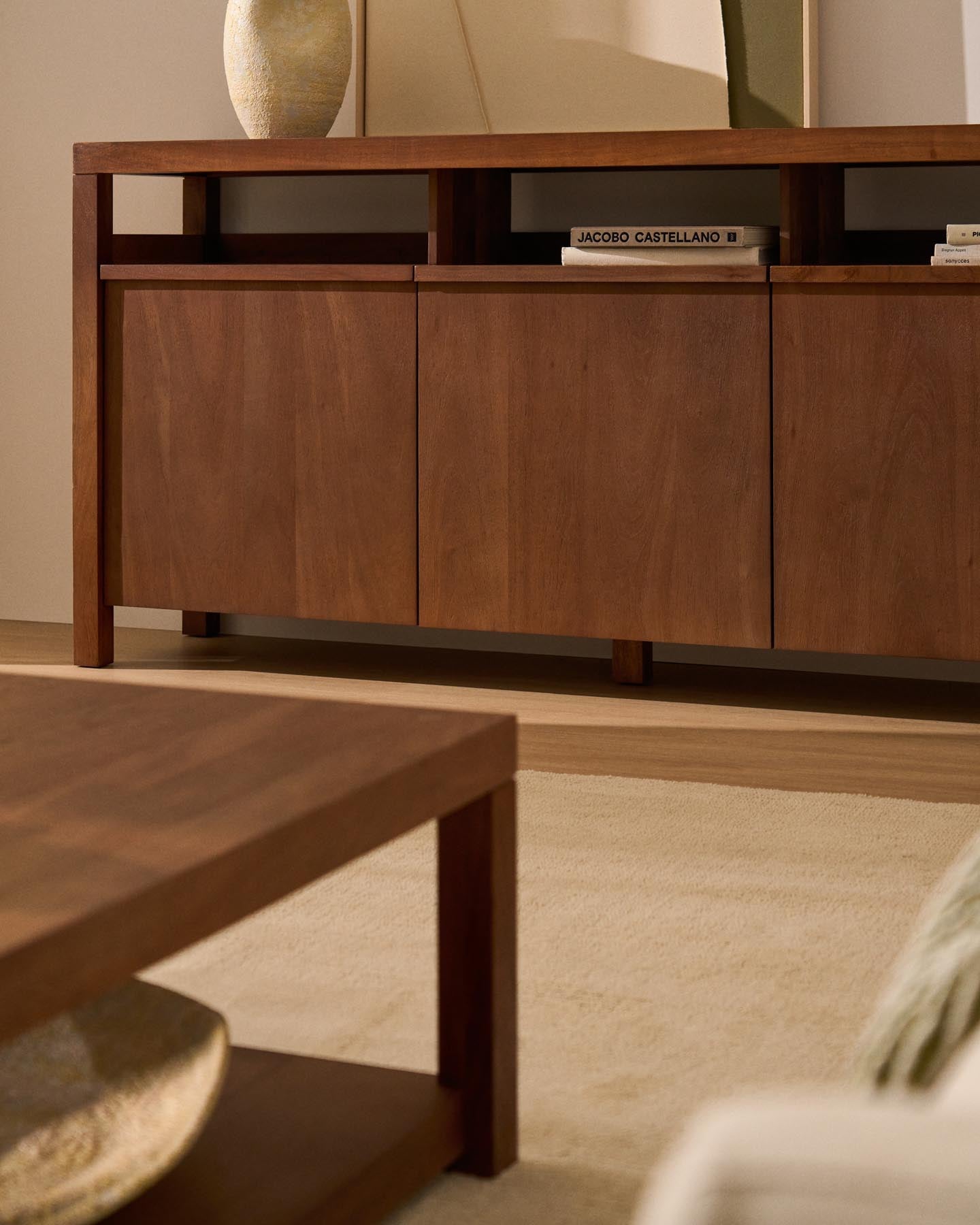 Sideboard Norani aus massivem Akazienholz und Akazienfurnier 180 x 85 cm in Braun präsentiert im Onlineshop von KAQTU Design AG. Sideboard ist von Kave Home
