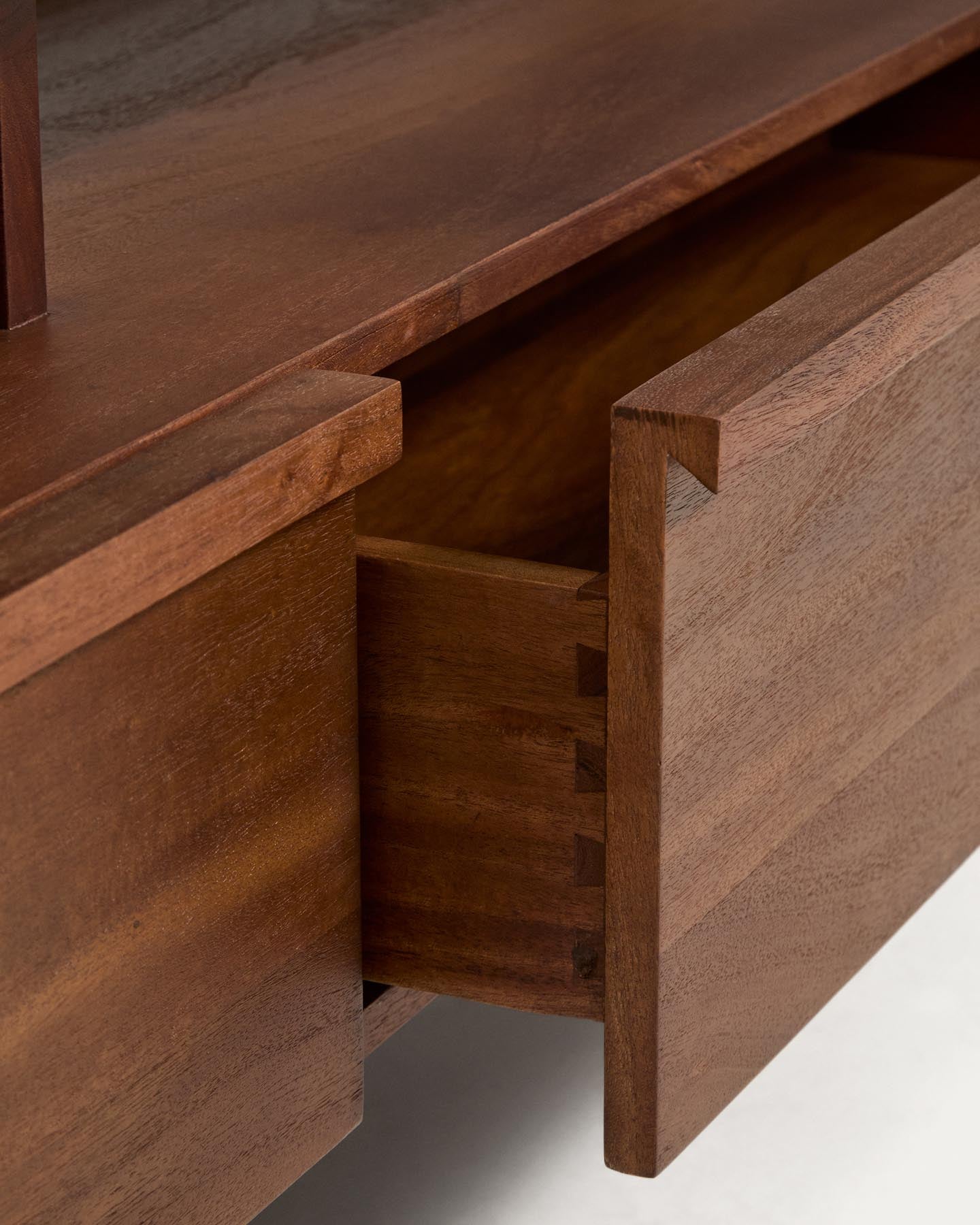 TV-Möbel Norani aus massivem Akazienholz und Akazienfurnier 200 x 50 cm in Braun präsentiert im Onlineshop von KAQTU Design AG. TV-Möbel ist von Kave Home