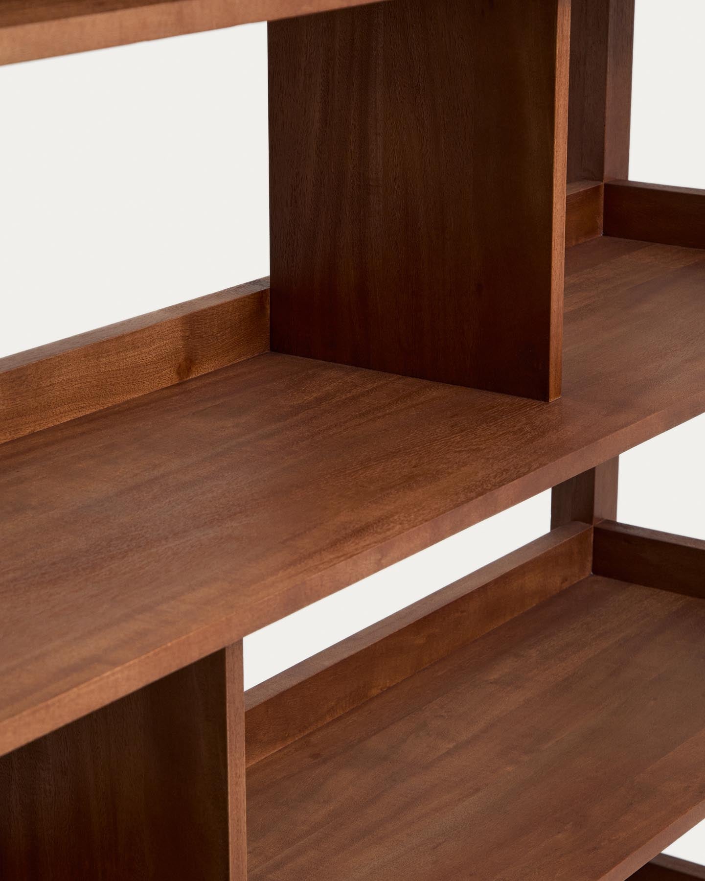 Regal Norani aus massivem Akazienholz und Akazienfurnier 150 x 185 cm in Braun präsentiert im Onlineshop von KAQTU Design AG. Standregal ist von Kave Home