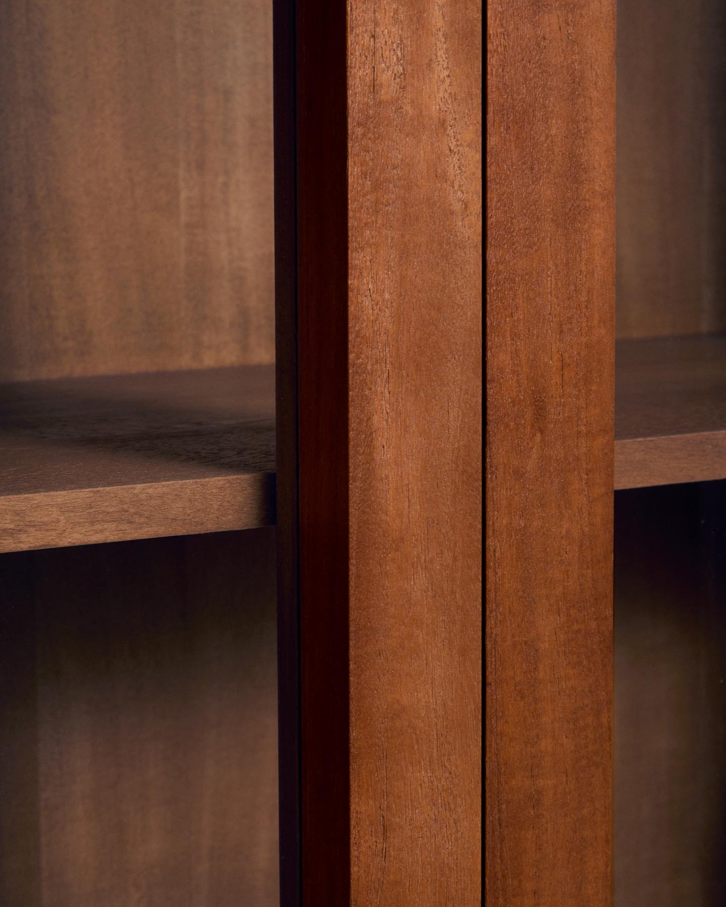 Vitrine Norani aus massivem Akazienholz und Akazienfurnier 110 x 185 cm in Braun präsentiert im Onlineshop von KAQTU Design AG. Vitrine ist von Kave Home