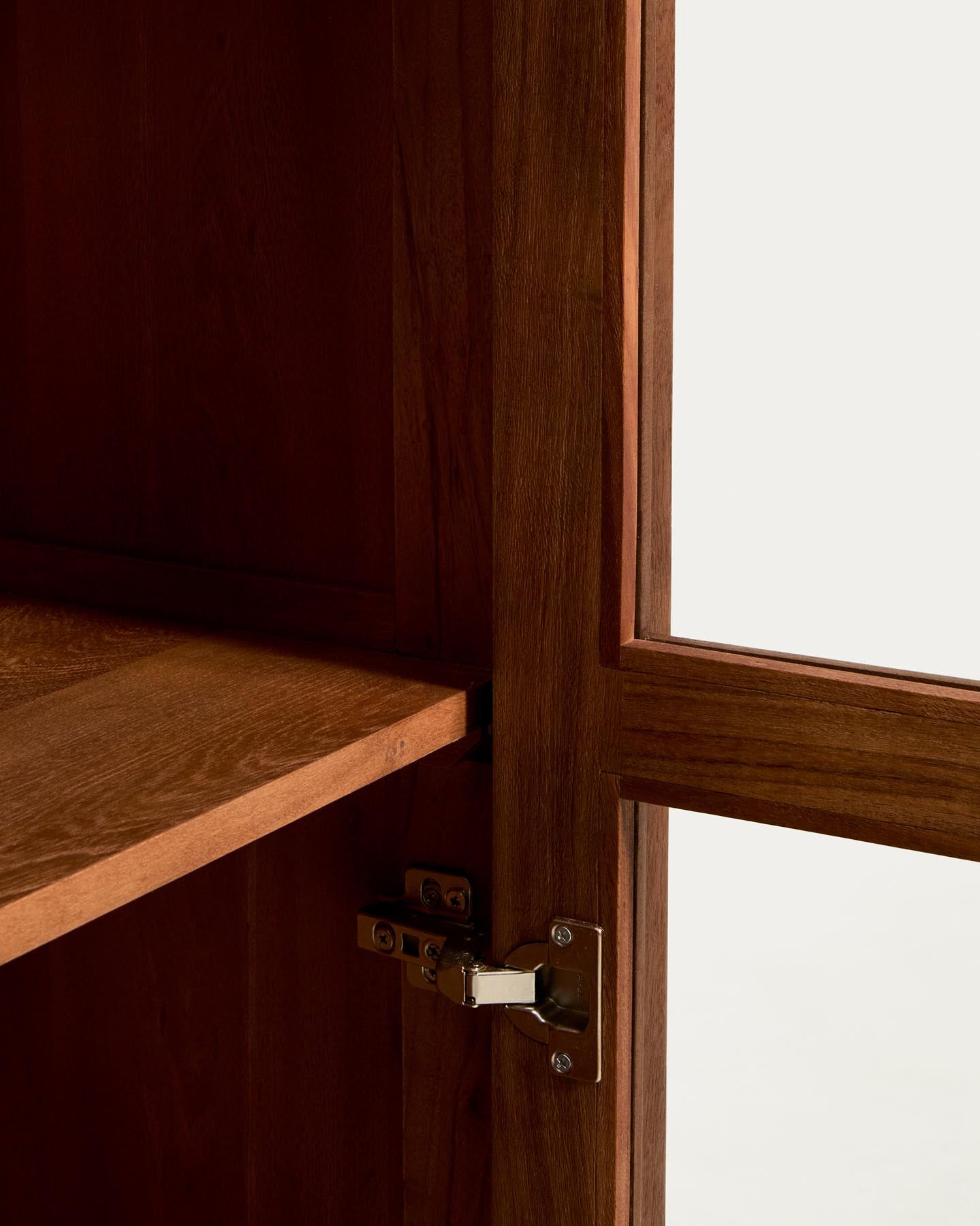 Vitrine Norani aus massivem Akazienholz und Akazienfurnier 110 x 185 cm in Braun präsentiert im Onlineshop von KAQTU Design AG. Vitrine ist von Kave Home