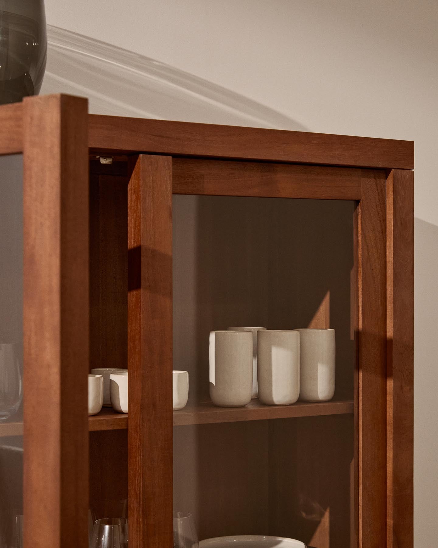 Vitrine Norani aus massivem Akazienholz und Akazienfurnier 110 x 185 cm in Braun präsentiert im Onlineshop von KAQTU Design AG. Vitrine ist von Kave Home
