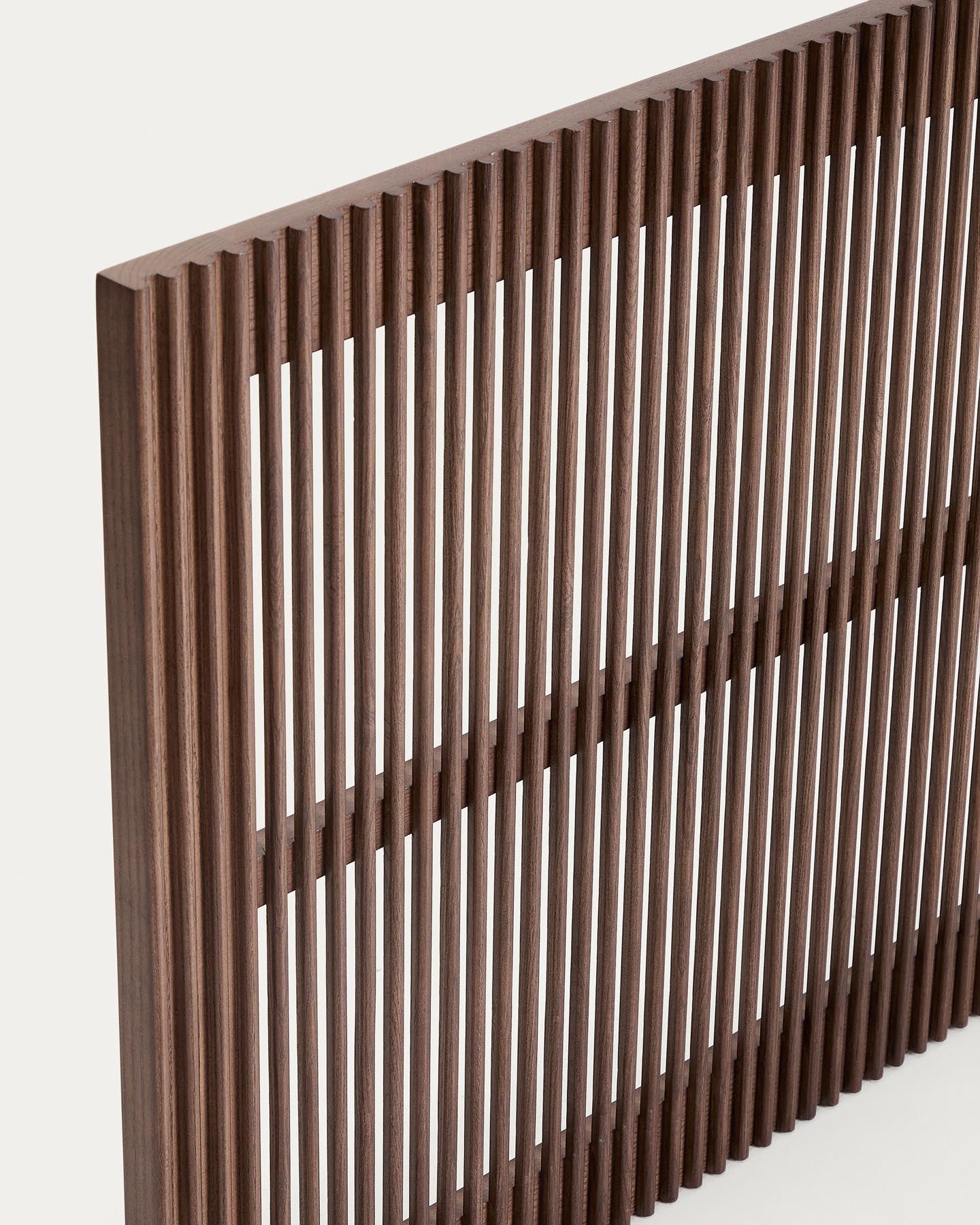 Bettkopfteil Beyla aus massivem Eschenholz mit nussbaumfarbenem Finish für 180-cm-Betten FSC 100% in Dunkelbraun präsentiert im Onlineshop von KAQTU Design AG. Zubehör Bett ist von Kave Home