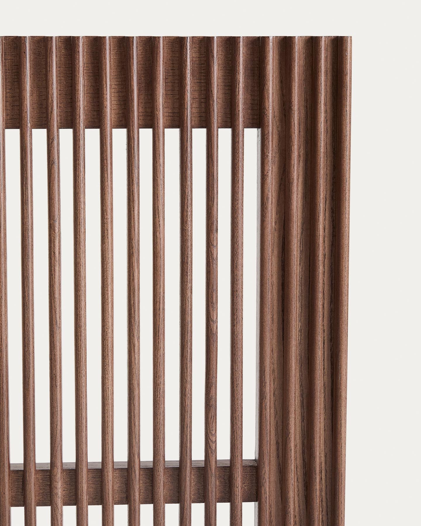 Bettkopfteil Beyla aus massivem Eschenholz mit nussbaumfarbenem Finish für 180-cm-Betten FSC 100% in Dunkelbraun präsentiert im Onlineshop von KAQTU Design AG. Zubehör Bett ist von Kave Home