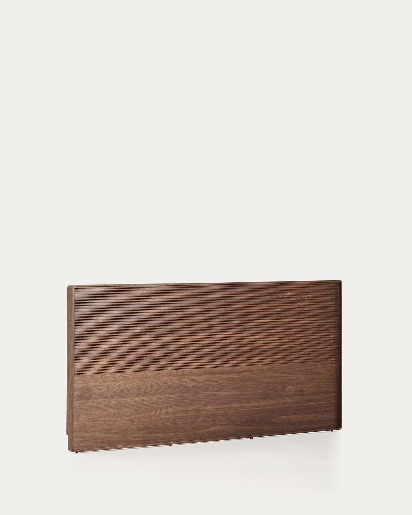 Bettkopfteil Norlen aus Nussbaumfurnier mit dunklem Finish und LED-Licht für Betten bis 180 cm FSC Mix Credit in Dunkelbraun präsentiert im Onlineshop von KAQTU Design AG. Zubehör Bett ist von Kave Home