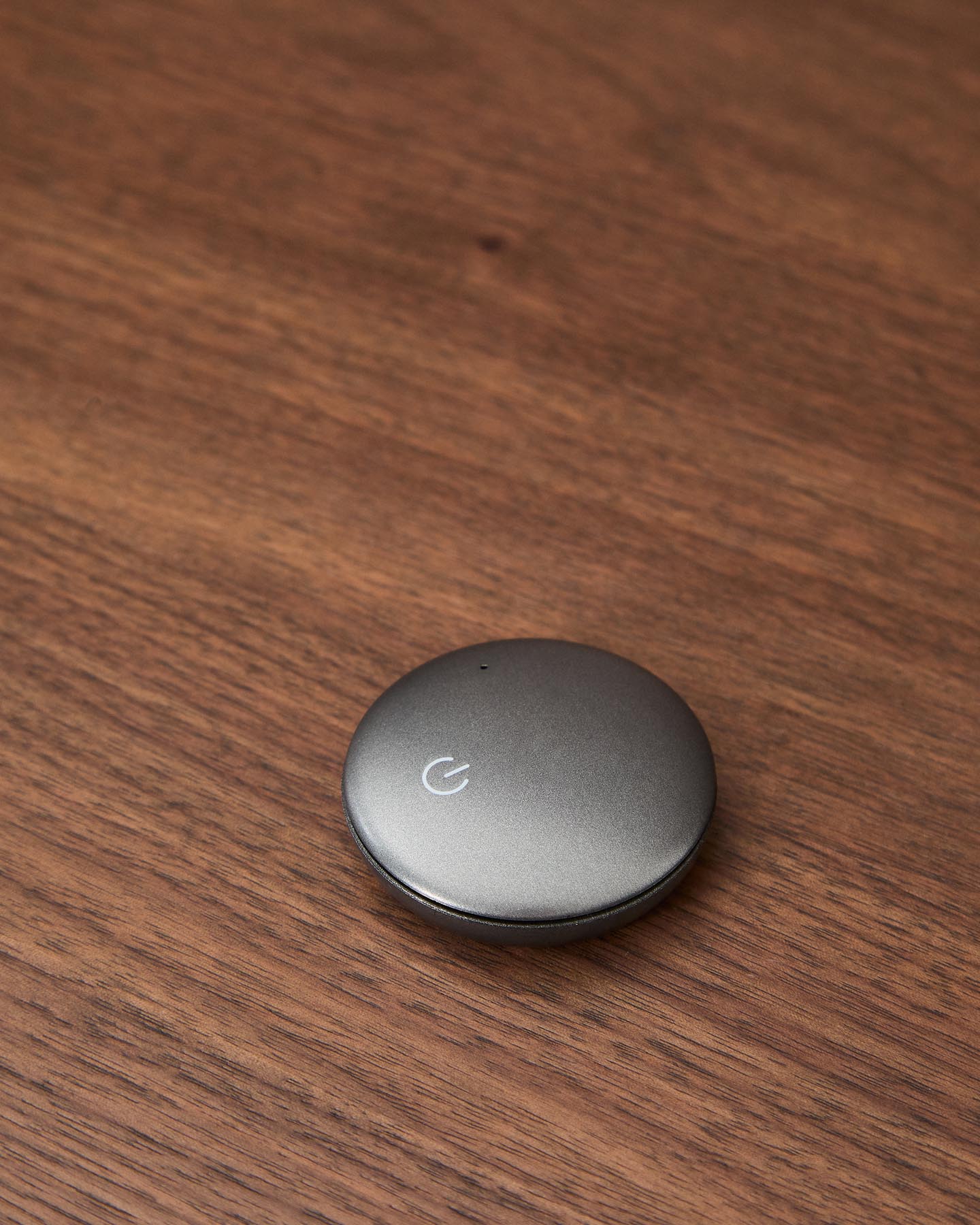 Bett Norlen mit zwei Nachttischen aus Nussbaumfurnier mit dunklem Finish und LED-Licht für Matratzen 180 x 200 cm FSC Mix Credit in Dunkelbraun präsentiert im Onlineshop von KAQTU Design AG. Bett ist von Kave Home