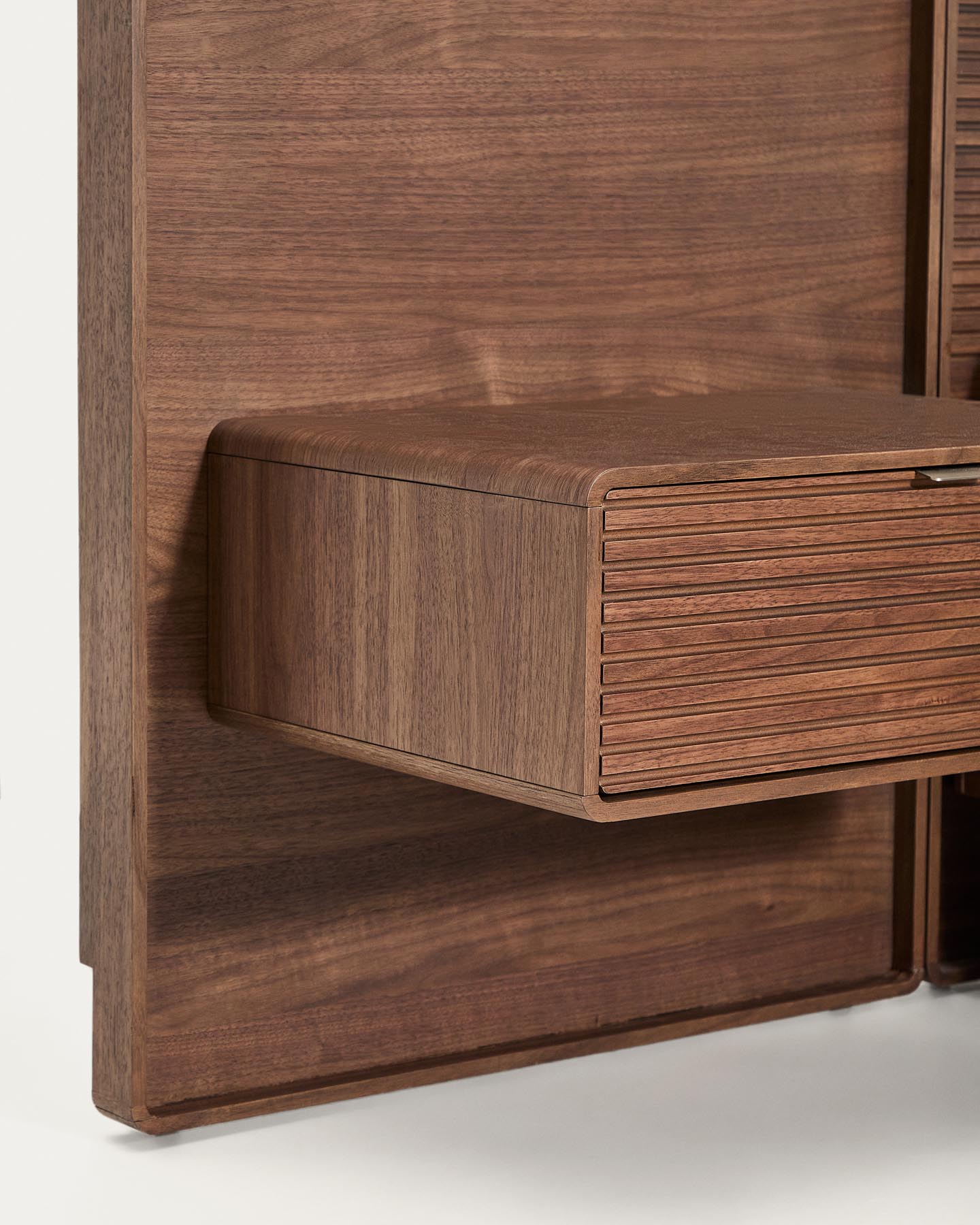 Bett Norlen mit zwei Nachttischen aus Nussbaumfurnier mit dunklem Finish und LED-Licht für Matratzen 180 x 200 cm FSC Mix Credit in Dunkelbraun präsentiert im Onlineshop von KAQTU Design AG. Bett ist von Kave Home