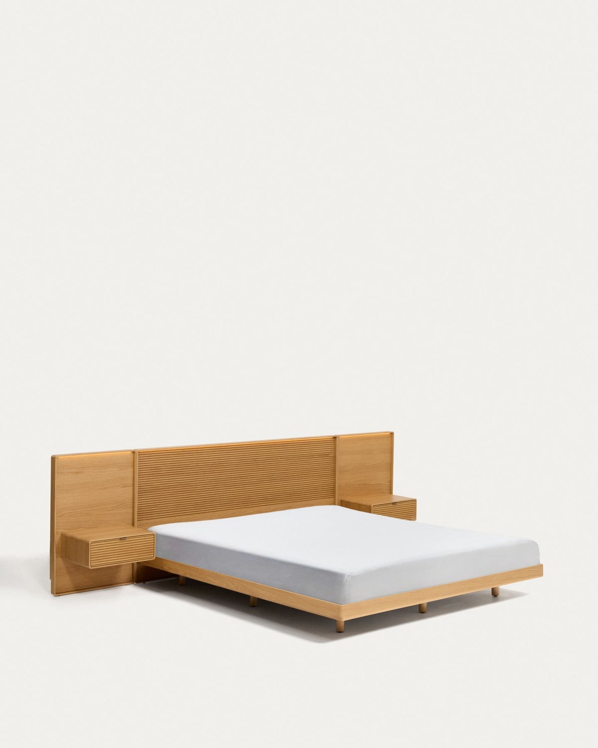Bett Norlen mit 2 Nachttischen aus Eichenfurnier mit naturfarbenem Finish und LED-Licht für Matratzen 180 x 200 cm FSC Mix Credit in Braun präsentiert im Onlineshop von KAQTU Design AG. Bett ist von Kave Home