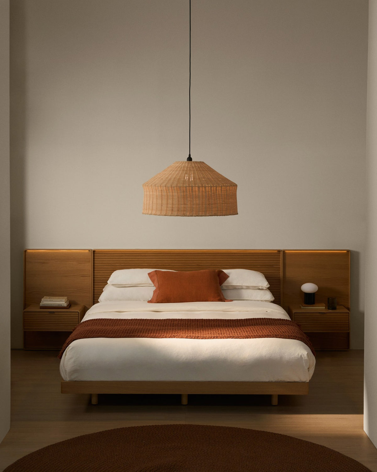 Bett Norlen mit 2 Nachttischen aus Eichenfurnier mit naturfarbenem Finish und LED-Licht für Matratzen 180 x 200 cm FSC Mix Credit in Braun präsentiert im Onlineshop von KAQTU Design AG. Bett ist von Kave Home