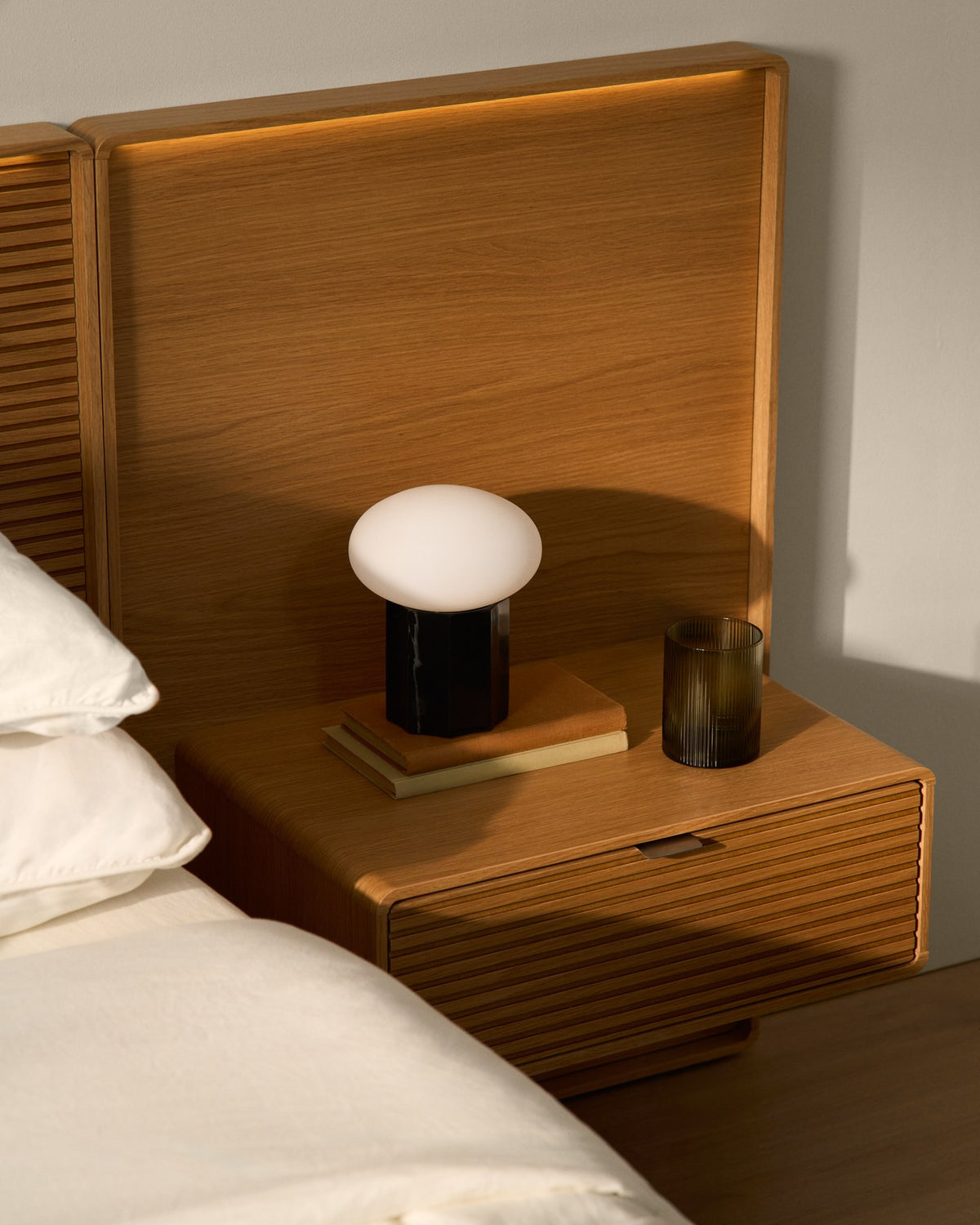 Bett Norlen mit 2 Nachttischen aus Eichenfurnier mit naturfarbenem Finish und LED-Licht für Matratzen 180 x 200 cm FSC Mix Credit in Braun präsentiert im Onlineshop von KAQTU Design AG. Bett ist von Kave Home