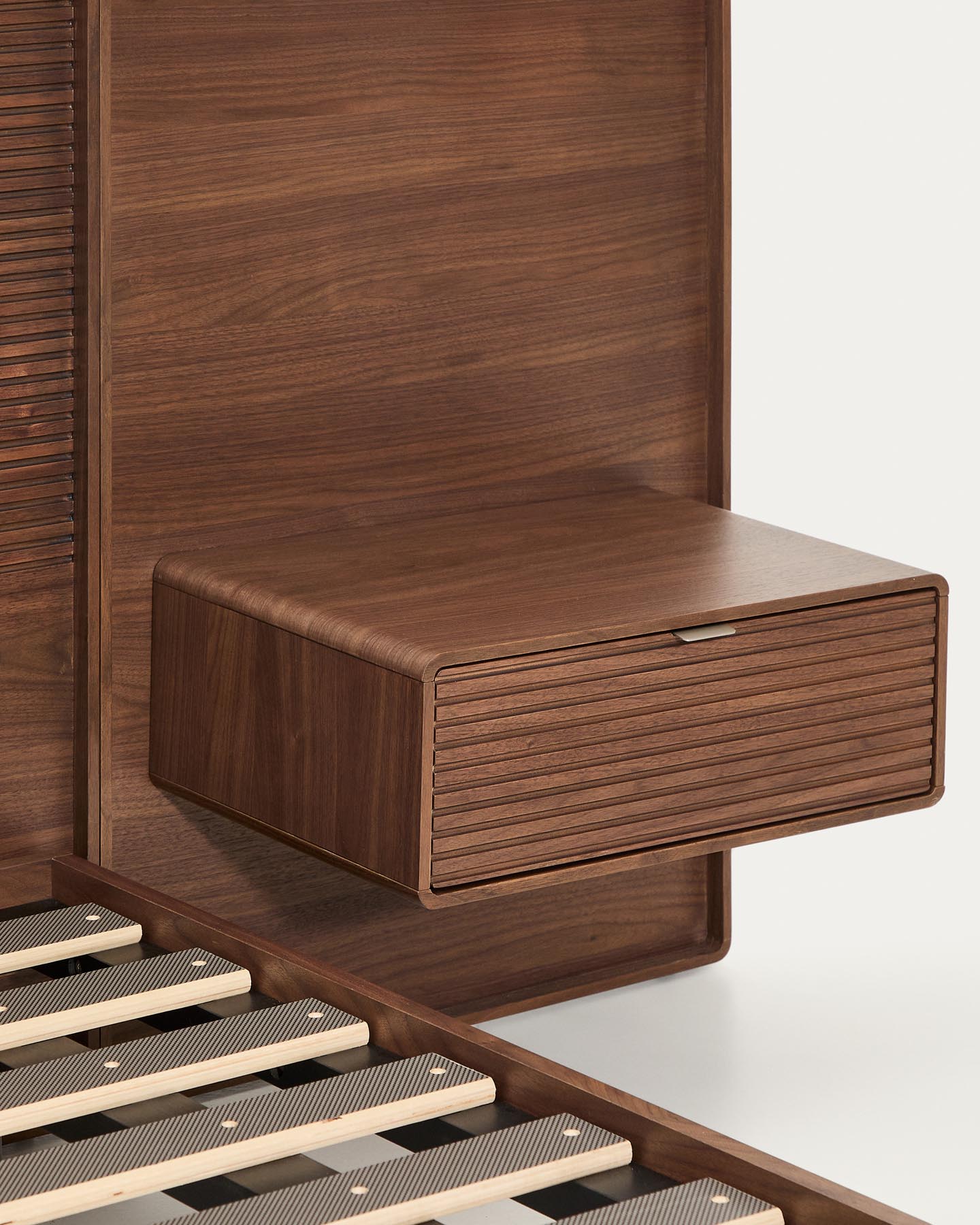 Bett Norlen mit zwei Nachttischen aus Nussbaumfurnier mit dunklem Finish und LED-Licht für Matratzen 160 x 200 cm FSC Mix Credit in Dunkelbraun präsentiert im Onlineshop von KAQTU Design AG. Bett ist von Kave Home