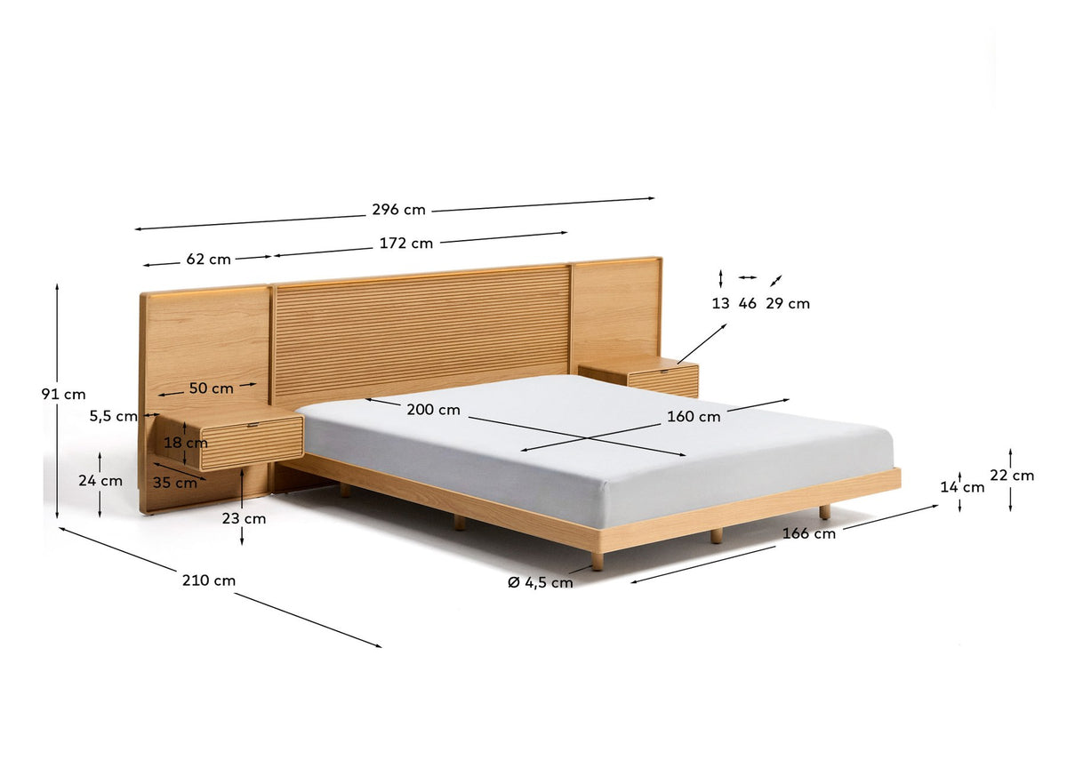 Bett Norlen aus Eichenfurnier mit abgerundetem Kopfteil, horizontaler Linienfräsung, LED-Lichtband und zwei passenden Nachttischen.