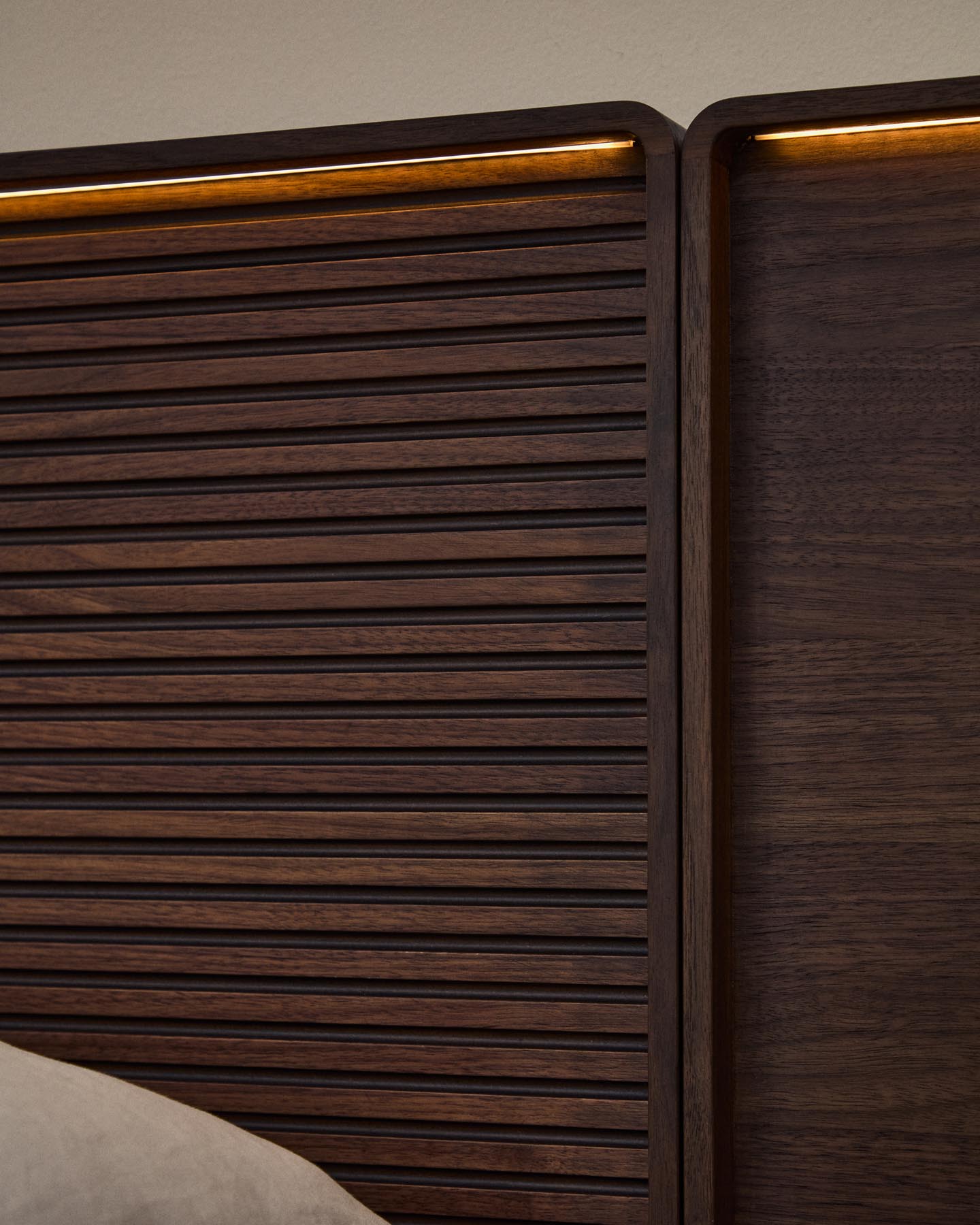 Bett Norlen aus Nussbaumfurnier mit dunklem Finish und LED-Licht für Matratzen 180 x 200 cm FSC Mix Credit in Dunkelbraun präsentiert im Onlineshop von KAQTU Design AG. Bett ist von Kave Home