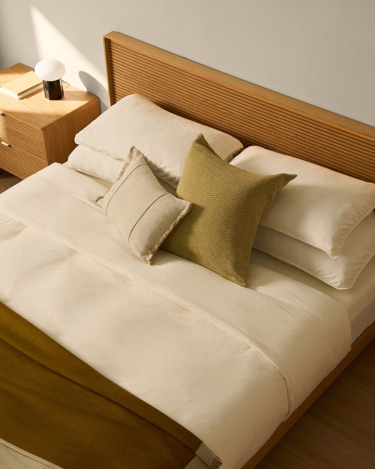 Bett Norlen aus Eichenfurnier mit naturfarbenem Finish und LED-Licht für Matratzen 180 x 200 cm FSC Mix Credit in Braun präsentiert im Onlineshop von KAQTU Design AG. Bett ist von Kave Home