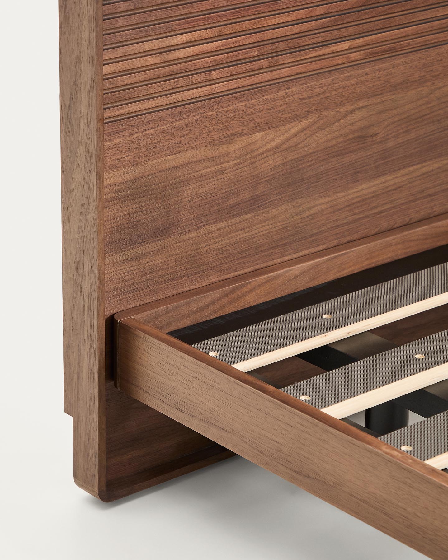 Bett Norlen aus Nussbaumfurnier mit dunklem Finish und LED-Licht für Matratzen 160 x 200 cm FSC Mix Credit in Dunkelbraun präsentiert im Onlineshop von KAQTU Design AG. Bett ist von Kave Home